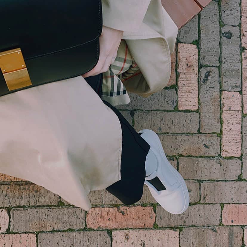 i_am_romikoのインスタグラム：「何年か前に出会ったVintegeのBurberryのトレンチ🐑 何年たっても好き〜 #Burberry#celine#pierrehardy#ootd」