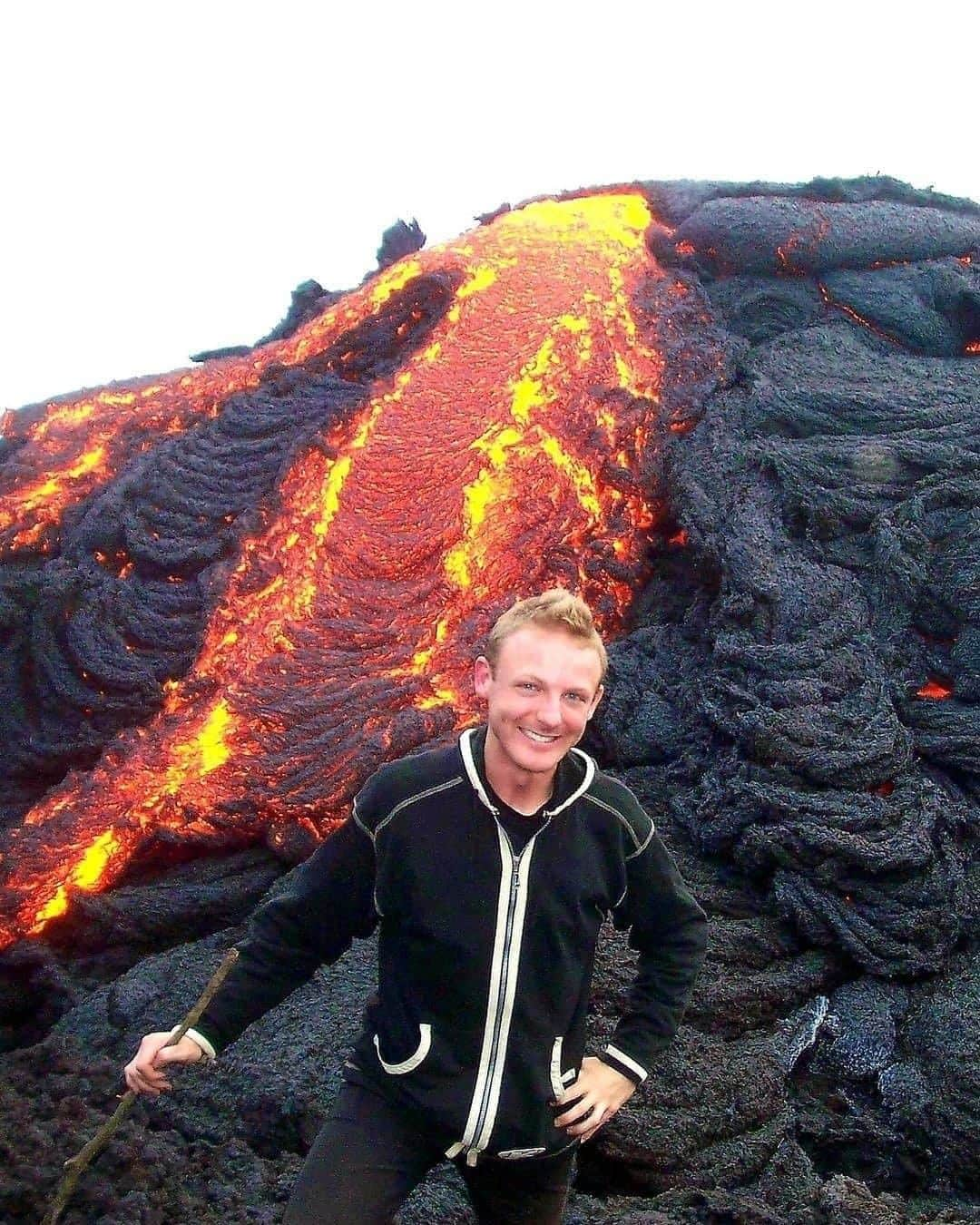 Discover Earthさんのインスタグラム写真 - (Discover EarthInstagram)「Pacaya volcano is one of Guatemala's most active volcanoes. This volcano is a part of the Central American Volcanic Arc, a chain of volcanoes stretching from the northwest to the southeast along the Pacific coast of Central America, formed by the tectonic subduction of the Cocos Tectonic Plate beneath the Caribbean Plate. Pacaya rises to an elevation of 2,552 metres (8,373 ft).  #discoverguatemala🇬🇹 with @geomorphological_landscapes  📷 @explorefeelgood @davidphotoimagen  @hartmannphotography_adventures  @saldanarobin10  📽️ @gabrieltl  . . . . .  #guatemala ​#quepeladoguat  #guategram ​#guat ​#perhapsyouneedalittleguatemal  #instaguate  #huntgramguatemala  #guatemalan  #therealguatemala  #guatelinda  #quechileroguate  #elmaizgt  #chapin ​#elsalvado  #volcano  #volcan  #lava  #vacation  #summer  #picoftheday」10月31日 21時00分 - discoverearth