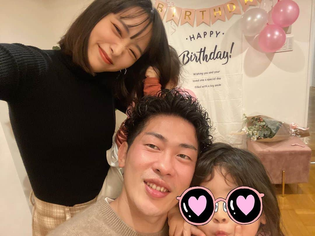 近藤千尋さんのインスタグラム写真 - (近藤千尋Instagram)「MIU❤️1歳おめでとう🎉💗 あなたが生まれてもう一年❗️ 昨日産んだ気がするくらい あっという間。。。笑 相変わらず夜泣きがあるし わざと大声で叫んで 私たちをびっくりさせたり😂 次女っぽすぎる次女で 本当にみんなメロメロです👶💜 天真爛漫な美羽、 これからもすくすく大きくなってね😍❗️ ヒヨコは十愛も一歳で着てたコスプレ🐤 ウサギも可愛すぎて😂🐰 十愛はねずこでした☺️ 鬼滅の刃って3歳児の心も掴んでいる…😂👏  わちゃわちゃすぎる写真が 太田家らしくていいとしよう。笑 わたしの足先気持ち悪い角度 ごめんなちゃい😂  #1歳誕生日  #2歳差育児 #お祝いごはん #飾り付け #鬼滅の刃 #ねずこ」10月31日 21時00分 - chipichan.1215