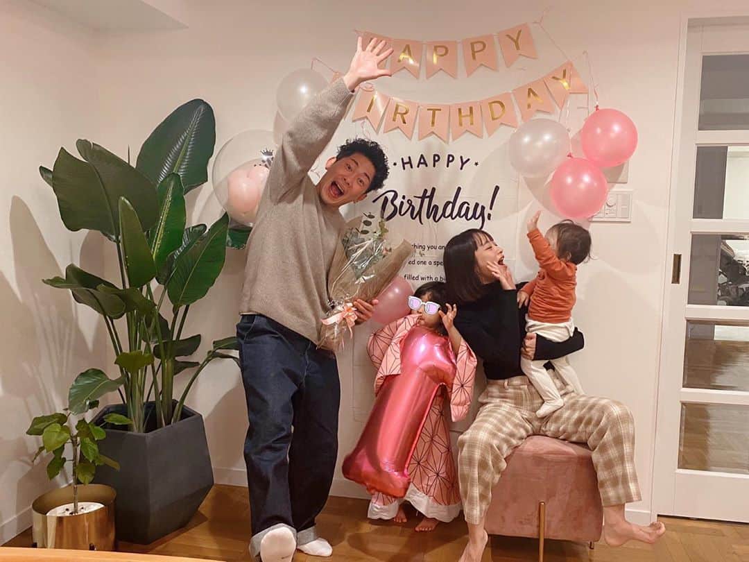 近藤千尋のインスタグラム：「MIU❤️1歳おめでとう🎉💗 あなたが生まれてもう一年❗️ 昨日産んだ気がするくらい あっという間。。。笑 相変わらず夜泣きがあるし わざと大声で叫んで 私たちをびっくりさせたり😂 次女っぽすぎる次女で 本当にみんなメロメロです👶💜 天真爛漫な美羽、 これからもすくすく大きくなってね😍❗️ ヒヨコは十愛も一歳で着てたコスプレ🐤 ウサギも可愛すぎて😂🐰 十愛はねずこでした☺️ 鬼滅の刃って3歳児の心も掴んでいる…😂👏  わちゃわちゃすぎる写真が 太田家らしくていいとしよう。笑 わたしの足先気持ち悪い角度 ごめんなちゃい😂  #1歳誕生日  #2歳差育児 #お祝いごはん #飾り付け #鬼滅の刃 #ねずこ」