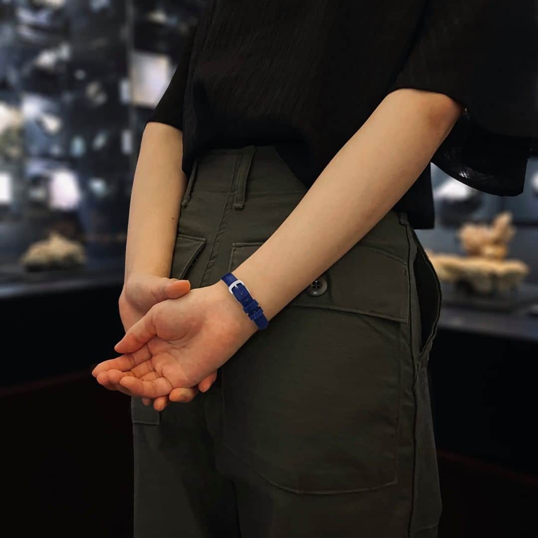 Fashion Is Funのインスタグラム：「【FIF×上野歩き】 クロコダイルエンボスは発色の良いブルーをチョイス。 フォーマルな雰囲気を残しつつ、服装に色が足りなくて物足りない時のアクセントにもなります。  国立科学博物館には見ごたえのある展示がたくさんあります。 こちらは日本館3Fでは日本の鉱物や落下した隕石を展示しているコーナーです。 大小ある石が壁一面にずらりと並んでいて宝石のように美しく神秘ですね💎✨ じっくり見てお気に入りの1点を見つけたいです。  Location：国立科学博物館 Belt：クロコダイルエンボス　ブルー　12mm  #fif #fif時計ベルト #fifwatchbelt #腕時計 #時計ベルト #手元くら部 #時計男子 #腕時計女子 #メンズ時計 #レディース時計 #時計好きさんと繋がりたい #時計ベルト交換 #時計ストラップ #ペアウォッチ  #日本の隕石 #日本の鉱物 #天然石 #国立科学博物館 #芸術の秋」