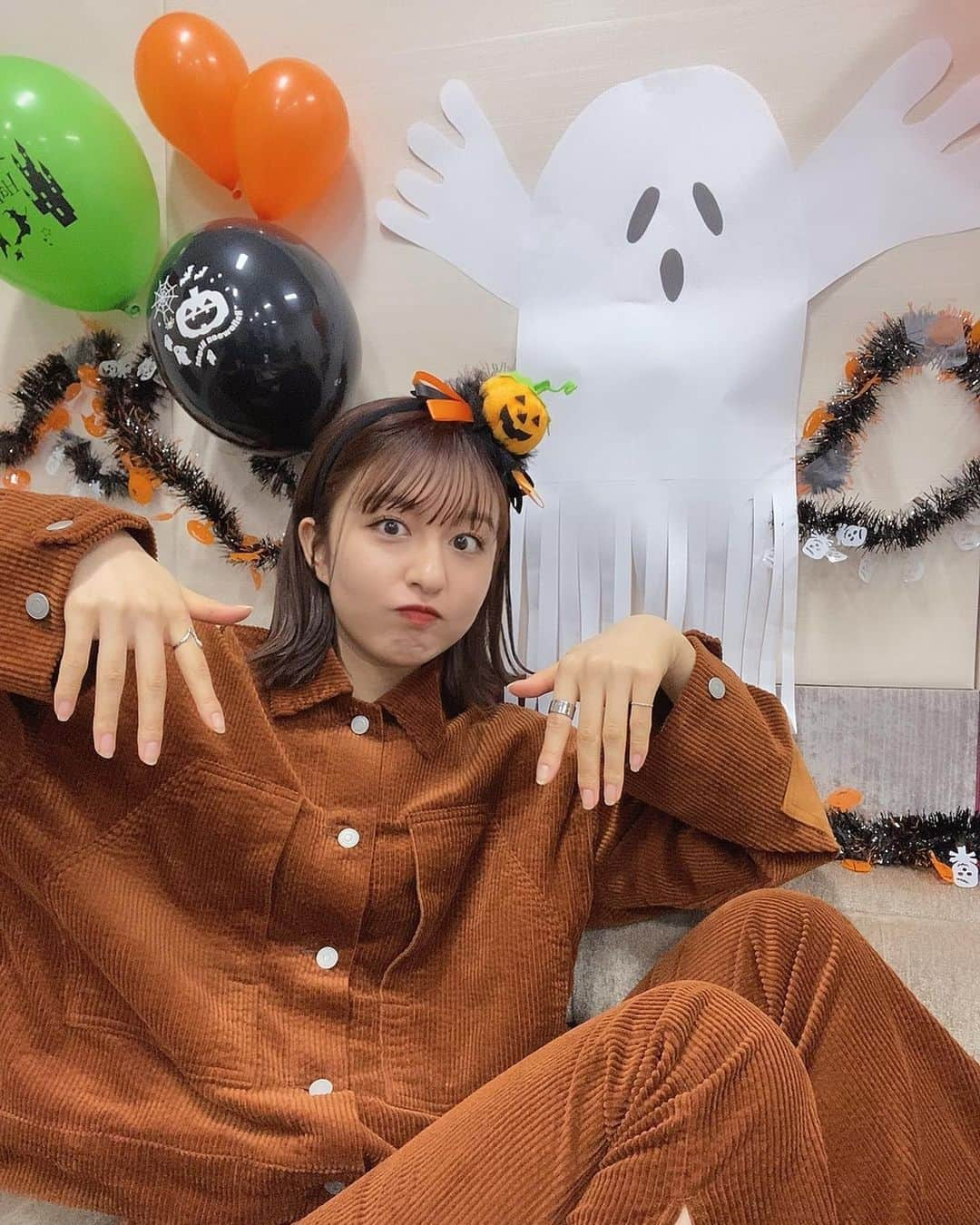 市野莉佳さんのインスタグラム写真 - (市野莉佳Instagram)「. Happy Halloween🎃 １０月のオンラインイベントは ハロウィン当日ということで みんなと画面越しに パーティできて楽しかったよ✌︎ 1ヶ月あっという間に過ぎてって びっくりしてる／(^o^)＼ 来月のオンラインイベントも ぜひ参加してね🤍 #ハロウィン #ハッピーハロウィン #halloween #happyhalloween #make #fashion #ファッション #メイク #双子 #japan #instagood」10月31日 21時02分 - ichirika_62