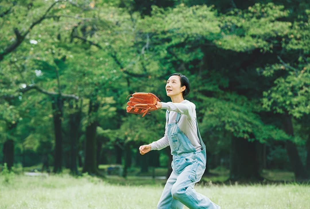 &Premium [&Premium] magazine.さんのインスタグラム写真 - (&Premium [&Premium] magazine.Instagram)「最新号「日常を心地よくする習慣」発売中です。 今年の夏から朝のキャッチボールを始めたという、はなさん（@hanalovestaco）。グローブは〈SSK〉のものを愛用。30分集中して投げ続けると、気持ちもスッキリ。（→p.52） photo : @yamamotoayumi3 #andpremium #アンドプレミアム #日常を心地よくする習慣 #goodroutine #はな #ssk #グローブ #キャッチボール #朝の習慣」10月31日 21時02分 - and_premium