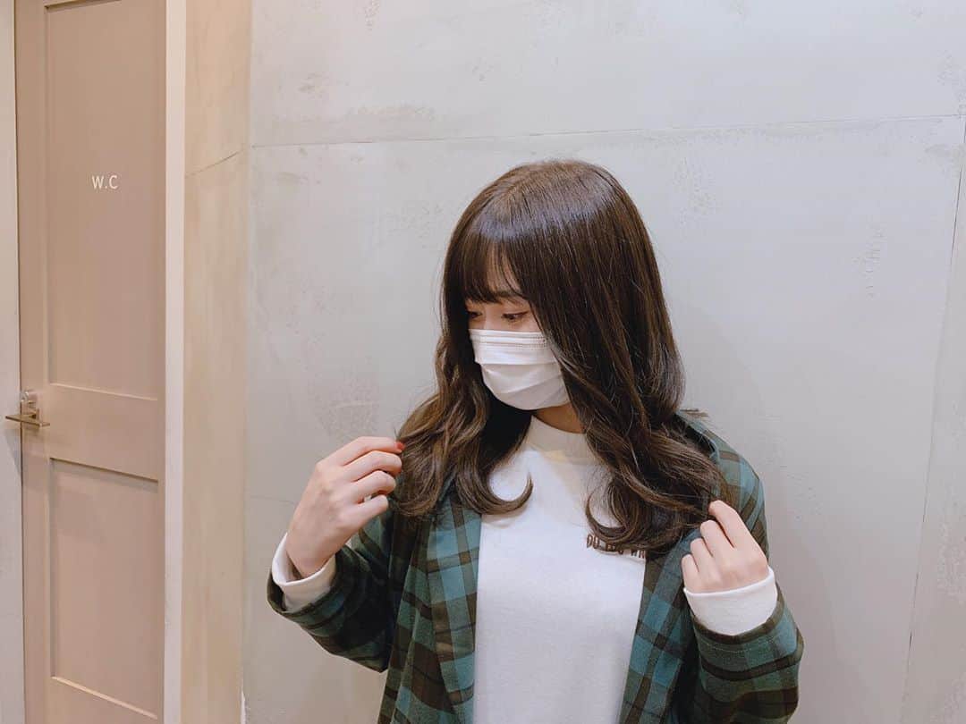 内木志のインスタグラム：「前髪復活祭✨ @spica_akemi さんにカラーとカットとトリートメントして頂きました💕 どうかなー？若返ったかな？🤣 #カット #カラー #美容室」