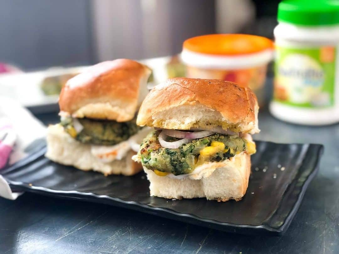 Archana's Kitchenさんのインスタグラム写真 - (Archana's KitchenInstagram)「Make this lip smacking Vada Pav which has a crispy Spinach Corn Tikki along with Lensun chutney and a creamy Veg Mayo smeared on crispy toasted pavs. It makes a perfect evening snack along with a hot cup of adrak chai! Get the recipe from the smart.bio link in my profile @archanaskitchen . . . . . #recipes #easyrecipes #snacks #teatime #teatimesnacks #sandwich #bombaysandwich #archanaskitchen #healthyeating #highprotein #eatfit #cooking #food #healthyrecipes #foodphotography #recipeoftheday #comfortfood #deliciousfood」10月31日 21時03分 - archanaskitchen