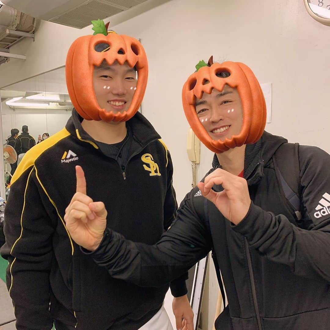 石川柊太さんのインスタグラム写真 - (石川柊太Instagram)「10勝出来ました。 ありがとうございます。  #和田さんお付き合いありがとうございます。 #福岡ソフトバンクホークス #sbhawks #TDF」10月31日 21時03分 - isikawa_shuuta
