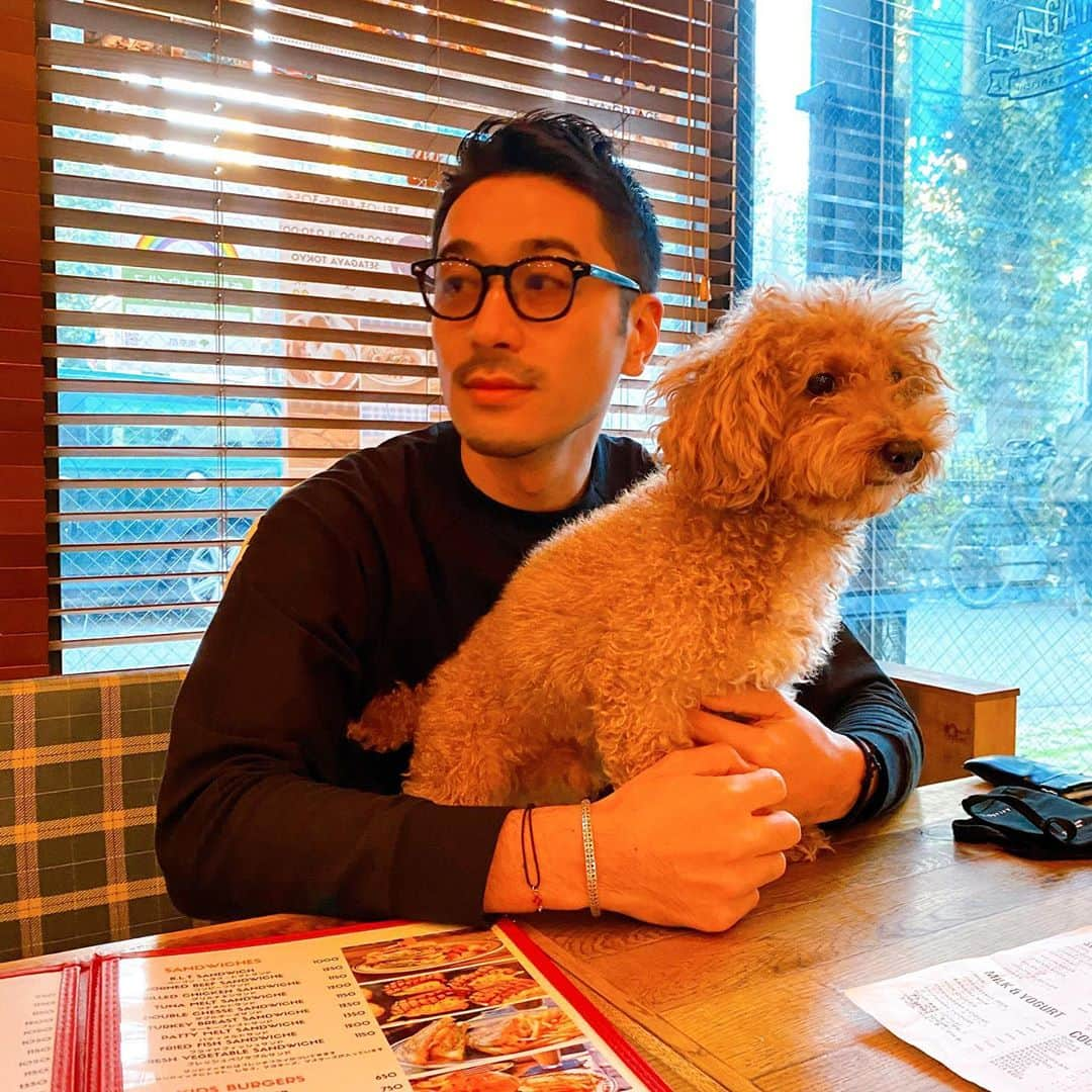 NAOTA（ナオタ）さんのインスタグラム写真 - (NAOTA（ナオタ）Instagram)「ドッグラバーとしては 犬が入れるかどうか、お店選びで超重要❗️ ハンバーガー美味しいし犬にも優しい✨いつもお世話になってます😆 @l.a.garage   #lagarage #三宿 #ワンコのいる生活  #ワンコなしでは生きて行けません会」10月31日 21時04分 - naotasaito