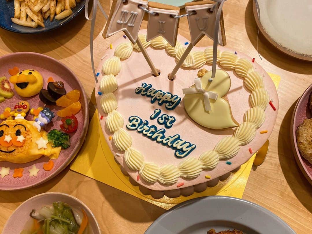 近藤千尋のインスタグラム：「ご飯とケーキと飾り付け編🍰❤️ 飾り付けは全部amazonです🎃 バルーンだけ🎈楽天で… いつも５日前くらいに やばい！やらなきゃ！と バタバタ注文😂😂😂💓 ケーキは、 @ai_okada_  いつもあいちゃんへオーダーです💜 アンパンマンは頑張って 海苔をチョキチョキしました✂︎  いろんな方の1歳児プレートを 参考にさせてもらいました💗💗 100均で型抜きを買って、星とハート💜 上のアンパンマンは、菓子パンの上に カボチャを茹でて丸めたものと海苔✂︎ トマトを飾り切りして🍅上にグリーンピース🟢 キウイとみかんと葡萄🍇も載せました☺️  #1歳誕生日 #アンパンマンで作ったけど #まだアンパンマン好きかもわからない #ワンワンとかキティちゃんが好きだったらごめんね　笑」