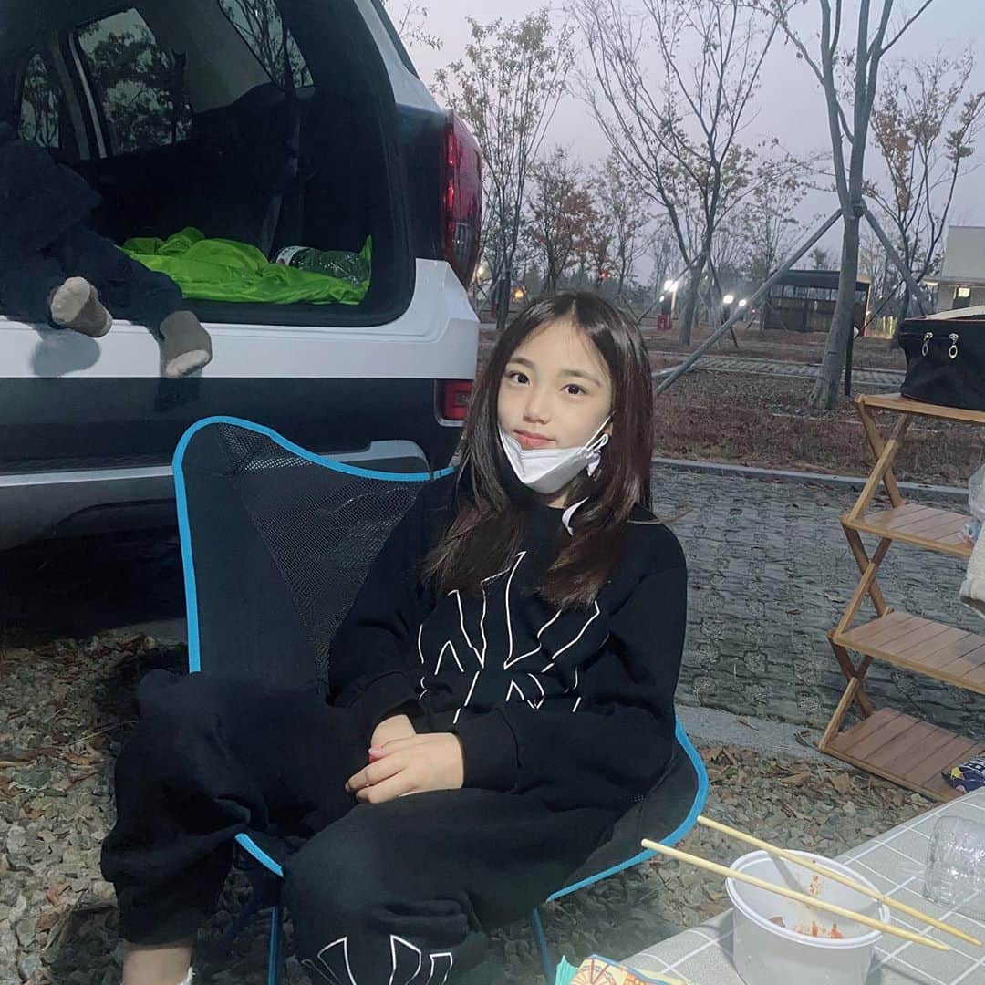 ウンチェのインスタグラム：「. 전날밤에 예약하고 급으로 다녀온  #당일치기캠핑#⛺️ - - - - #반나절캠핑 #잠은집에서 #뜽유발 #숨은그림찾기 #캠핑 #캠퍼 #차박 #카크닉  #주니어모델 #아역배우 #이은채」