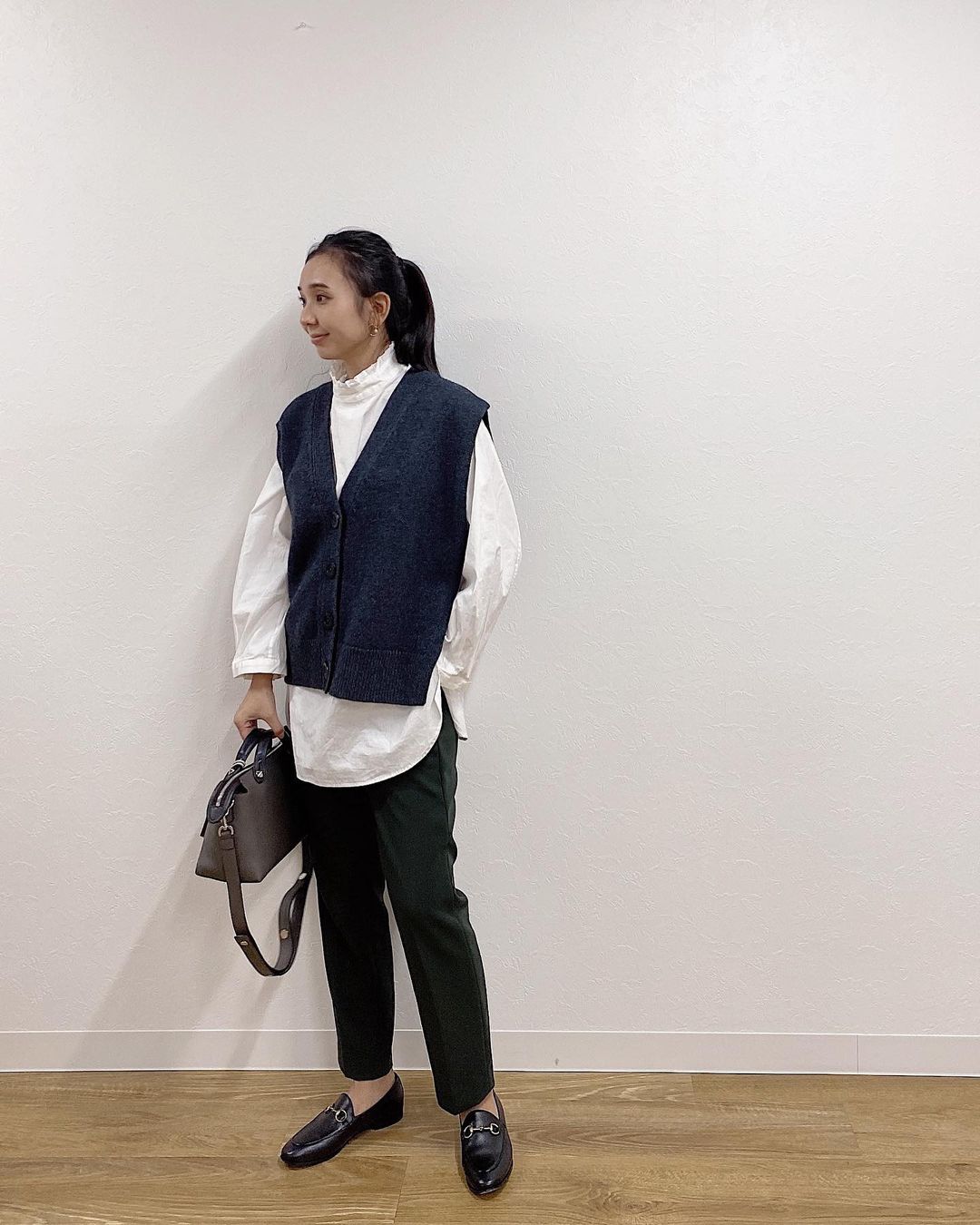 鈴木詩織のインスタグラム：「褒められパンツ♡ . シルエットがきれいで撮影のとき着ていったら色々な方にシルエット綺麗と言われたよ😌カラーはグリーンです。 blouse / #newans vest / #enfold pants / @laf_insta bag / #fendi  shoes / #gucci  . . . パンツはマシンウォッシャブルができて、ウエストとヒップ周りがすっきりしているのにウエストゴムだから履き心地が良い🙆🏾‍♀️ ストレッチが効いていて履きやすいよ。 . . . . . #コーデ部#コーデ日記#162cmコーデ#ニットベスト#ブラウスコーデ#laf20aw #ラエフ20aw #jlounge_style #kiwami20winter #極20winter #冬コーデ #パンツコーデ @j.lounge_official」