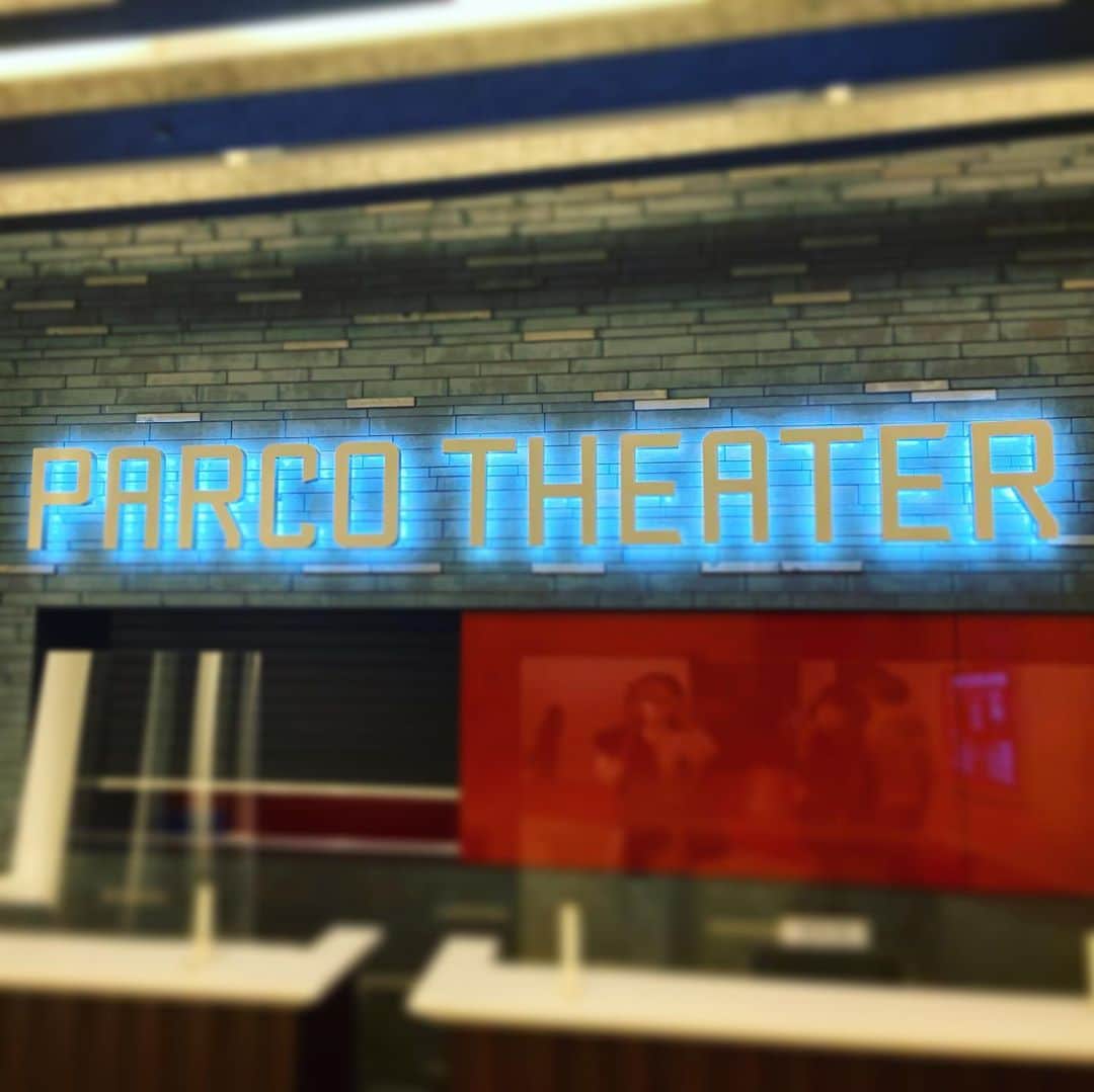 小板奈央美のインスタグラム：「【#観劇 】 先日、新しくなった#PARCO劇場 初上陸✨ ・ 改装前のPARCO劇場もとっても好きだった1人なんですが、 新しくなった劇場は、めちゃくちゃ綺麗なのはもちろん、どの席でも物凄く観やすく、上層階で換気も景色も完璧快適で、相変わらず素敵な劇場でした🧡 感激🎶 ・ ・ そこで、明日までやっているのが 『#獣道一直線 』 #生瀬勝久 さん #池田成志 さん #古田新太 さんの #ねずみの三銃士 シリーズ✨ ・ ・ 開幕した瞬間から、大好きな御三方のやり取りで、涙出る程、大爆笑の嵐😂 ・ そして何より、最強で最狂のヒロイン、#池谷のぶえ さん…❤️ 一瞬にして大好きになりました😍 ・ ・ 改めて、エンタメ最高！演劇最高！！ もぅ、劇場出た瞬間、幸せに溢れてました💕 ・ ・ どうか無事に最後まで、全国各地巡って下さい👏✨」