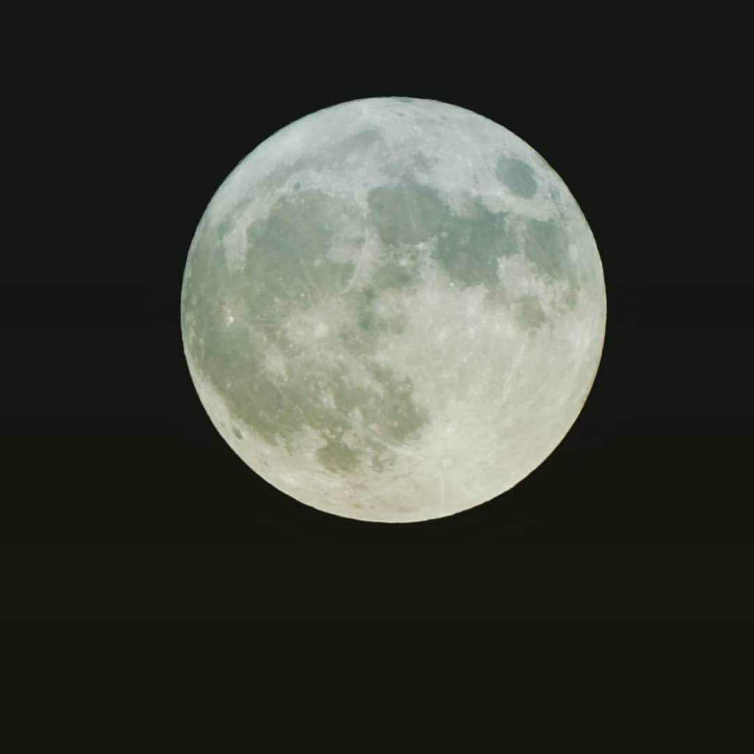 川原洋二のインスタグラム：「今日の満月もきれいですね。 思わずパシャリ(^O^)  #ブルームーン #ハロウィン満月」