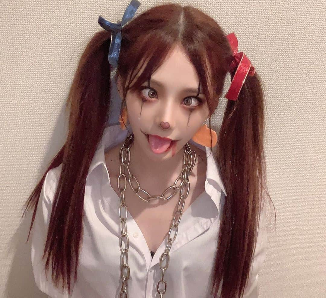 miuさんのインスタグラム写真 - (miuInstagram)「HAPPY HALLOWEEN 🎃🕷  お家で適当に化粧してみた👻 来年はコスプレしよかな🙄」10月31日 21時09分 - sq._.mu