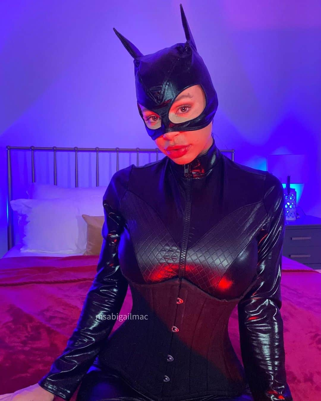 Abigail Macさんのインスタグラム写真 - (Abigail MacInstagram)「HAPPY HALLOWEEN! Live show today at 8pm PT 🎃 join me for a spooky good time! ABIFANS.COM 👻」10月31日 21時10分 - msabigailmac