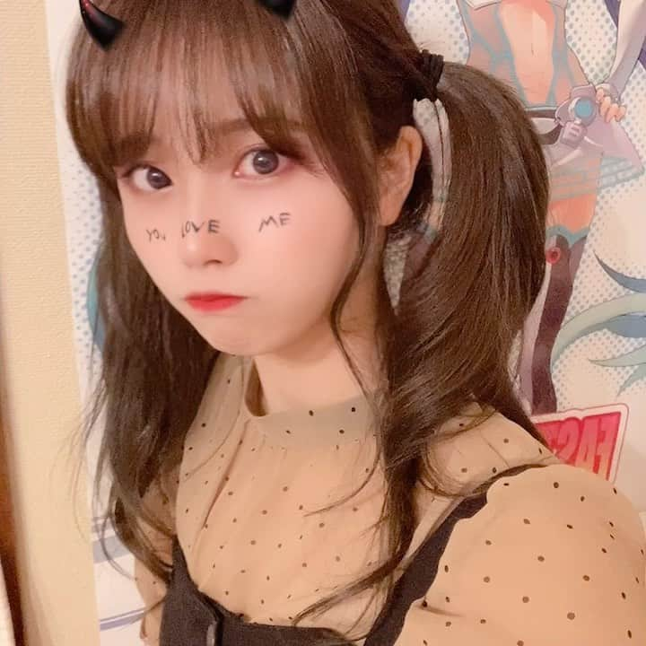 長坂有紗のインスタグラム：「ハッピーハロウィン😈!!!ツインテール恥ずかしかったので褒めてください(ほんとに恥ずかしかった) . #ツインテール女子  #コスプレしない派 #自撮り動画 #レースクイーン」