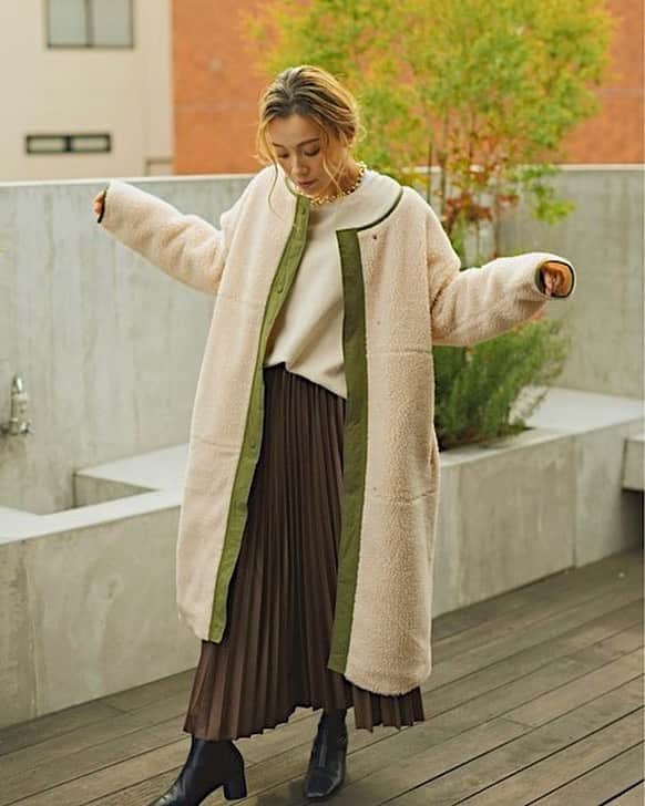 のインスタグラム：「＼＼NEW ARRIVAL／／ ㅤㅤㅤㅤㅤㅤㅤㅤㅤㅤㅤㅤㅤ  #パイピングボアコート KHK.DGRN.BEG.BRN ¥3,850(taxin) ㅤㅤㅤㅤ  Holiday大人気のボアシリーズから 今季トレンドのパイピングコートに アップデート！ カジュアルな印象のボアアウターも 選ぶカラーによってがらりと 雰囲気が変わるので どれも欲しくなるデザインが魅力的◎ 中は裏地付きになっており、 風も通しにくく保温効果も抜群！ 手がすっぽりと入るポケット付き♪ アームから身幅までゆったりとした シルエットなのでニットや厚手の スウェットも着込みやすく、 これからの寒い時期にも大活躍の 万能アウターです♪  #arholiday #auntierosaholiday #アンティローザホリデー #arh #arh_ootd #fashion #instafashion #coordinate #ootd #outfit #outfitoftheday #instacode #fashonista #fashiongram #holiday_aw2020  #Autumn #Autumncollection  #ボアコート　#ノーカラーボアコート #ボアアウター　#ロングコート #パイピングコート　#ボアパイピング」