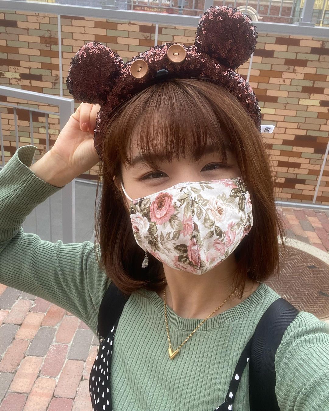 紗那ゆずはさんのインスタグラム写真 - (紗那ゆずはInstagram)「＊ 先日、念願のユニバへ久々に行けました…！ ドキドキしましたが、キャストの皆さまのお気遣いに本当に驚きましたし、 フライングダイナソーの消毒作業をたまたま目の前で見させていただきましたが、霧吹きで全席消毒。 その後、一度走らせて乾燥させて…という感じでした。 . 乗り物に乗車前後は消毒薬置いてありますし、しっかりとみんながエチケットを守る。 その積み重ねで、こうして日常に近い生活を送らせてもらえるのが、本当にありがたいことだなと。 改めて実感したユニバでした☺️✨ . . さて、念願の #マリオカフェ 行ってまいりました！ もうね…もうね… 至る所に仕掛けがあってテンションだだ上がりで、最高でした✨✨ 映像はあとでストーリーにあげますね♡ . これは、来年のエリア開放が楽しみで仕方がない…たまらないよぉ〜😭😭😭 . でもついに、年パスが来月頭で切れてしまう…。 コロナ禍で行けなかった半年が悔やまれます😢😢 . . #usjファン #フライングダイナソー #何年越しの想い…？初乗車♡ #乗り物酔いするタイプ #ユニバに乗り物酔い薬は必須 #カチューシャはマスト」10月31日 21時24分 - mitsuko_0318