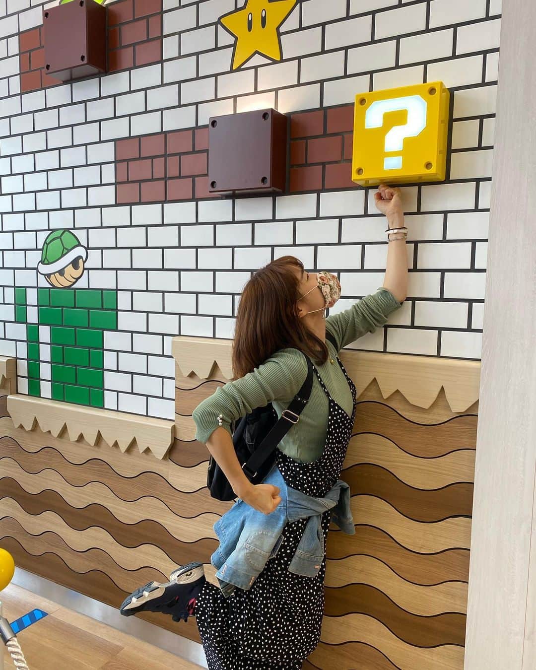 紗那ゆずはのインスタグラム：「＊ 先日、念願のユニバへ久々に行けました…！ ドキドキしましたが、キャストの皆さまのお気遣いに本当に驚きましたし、 フライングダイナソーの消毒作業をたまたま目の前で見させていただきましたが、霧吹きで全席消毒。 その後、一度走らせて乾燥させて…という感じでした。 . 乗り物に乗車前後は消毒薬置いてありますし、しっかりとみんながエチケットを守る。 その積み重ねで、こうして日常に近い生活を送らせてもらえるのが、本当にありがたいことだなと。 改めて実感したユニバでした☺️✨ . . さて、念願の #マリオカフェ 行ってまいりました！ もうね…もうね… 至る所に仕掛けがあってテンションだだ上がりで、最高でした✨✨ 映像はあとでストーリーにあげますね♡ . これは、来年のエリア開放が楽しみで仕方がない…たまらないよぉ〜😭😭😭 . でもついに、年パスが来月頭で切れてしまう…。 コロナ禍で行けなかった半年が悔やまれます😢😢 . . #usjファン #フライングダイナソー #何年越しの想い…？初乗車♡ #乗り物酔いするタイプ #ユニバに乗り物酔い薬は必須 #カチューシャはマスト」