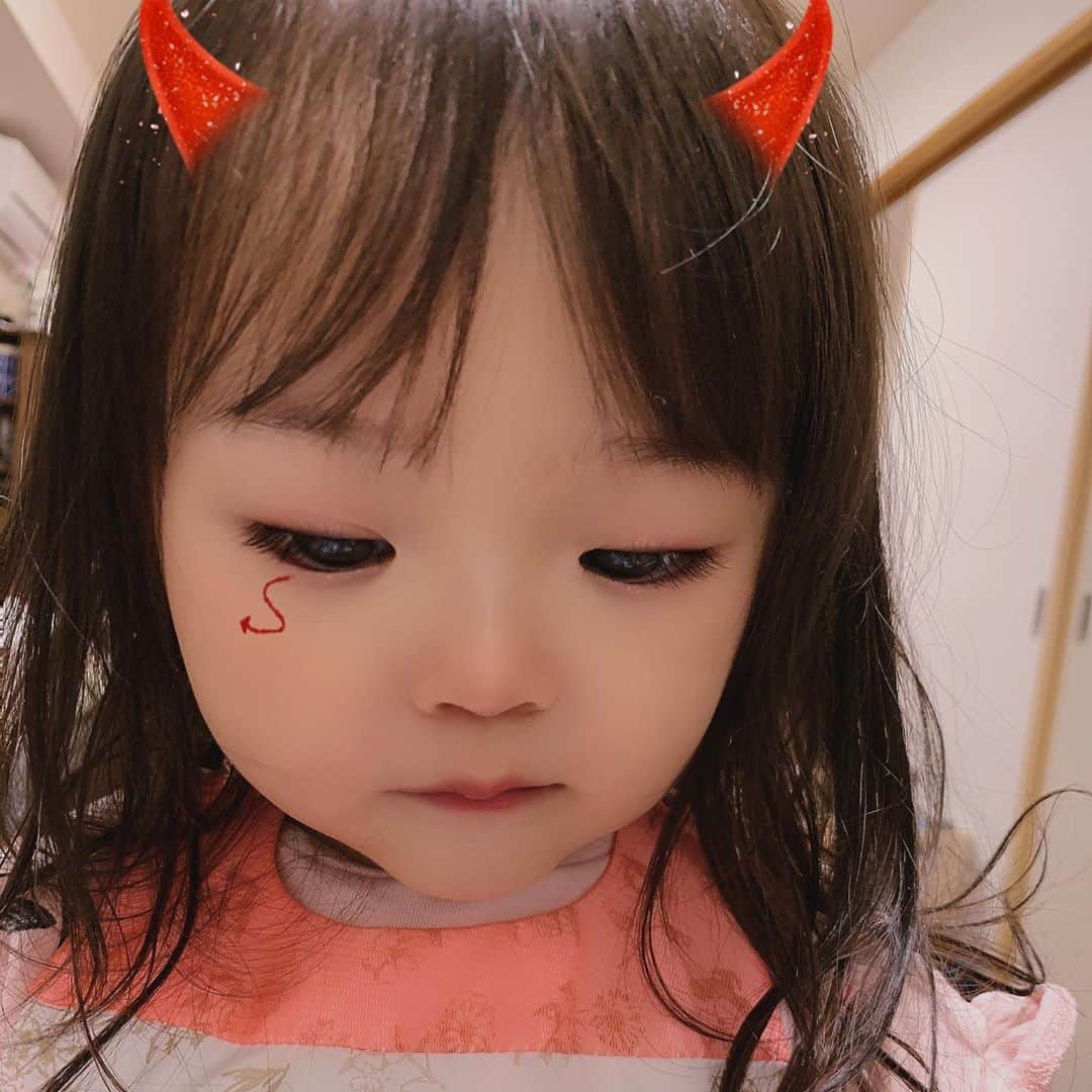 畠山潤子のインスタグラム：「ハロウィン🎃 今年はコロナの影響もあり、何もしていないですが、ハロウィン限定のお菓子は色々な方にいただき、美味しくいただきました🍬 何もしなかったので、アプリでハロウィンメイクな娘ちゃん👻 #mamalife #赤ちゃんのいる生活 #生後3ヶ月 #2歳7ヶ月 #16w5d #子沢山 #沢山ママ　#hikaridiary2020  #twins #twinstagram #twinsbaby #双子ママ #4人育児 #大家族 #ママリ #ベビフルテアトル次世代スター #たまひよ」