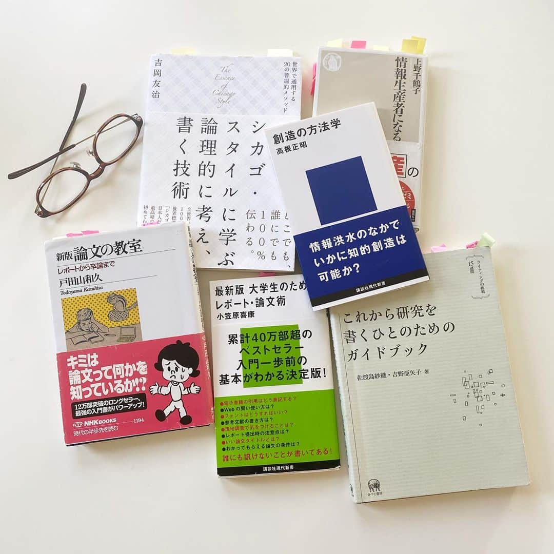 小西美穂のインスタグラム：「「論文やレポートの書き方」や﻿ 「研究手法」の本って﻿ たくさん出版されているのですが、﻿ 私が参考にしているのはこちら。  上野千鶴子さんの著作は 入学前に大学院先輩にすすめられて。 他は入学後、大学近くの書店に行って﻿ 人気ランキング上位から買いました😆 ﻿ #大学生のためのレポート論文術 #講談社現代新書 #シカゴスタイルに学ぶ論理的に考え書く技術 #草思社 #情報生産者になる #上野千鶴子 #論文 #本 #読書記録  #読書 #社会人大学院生 #社会人学生 #社会人大学生 #学び直し #大学院生 #gradschoollife #gradschoolgrind #masterstudent」