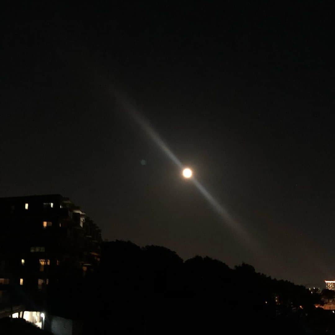 林家あずみさんのインスタグラム写真 - (林家あずみInstagram)「ハロウィンの今宵、月が綺麗ですね🎃👻🎃👻🎃❤️ うっとり😍❤️  #吸い込まれそうだ #林家あずみ」10月31日 21時24分 - kurohime424
