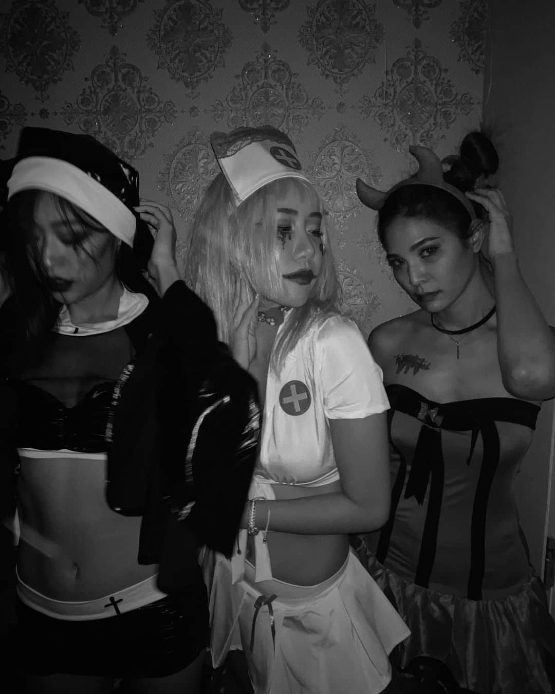 イプシー・キーラティさんのインスタグラム写真 - (イプシー・キーラティInstagram)「girls interrupted .🃏 เรื่องเล่นเราจริงจังเสมอแหละ.. 🖤 Happy Halloween 🎃」10月31日 21時16分 - gypsykeerati