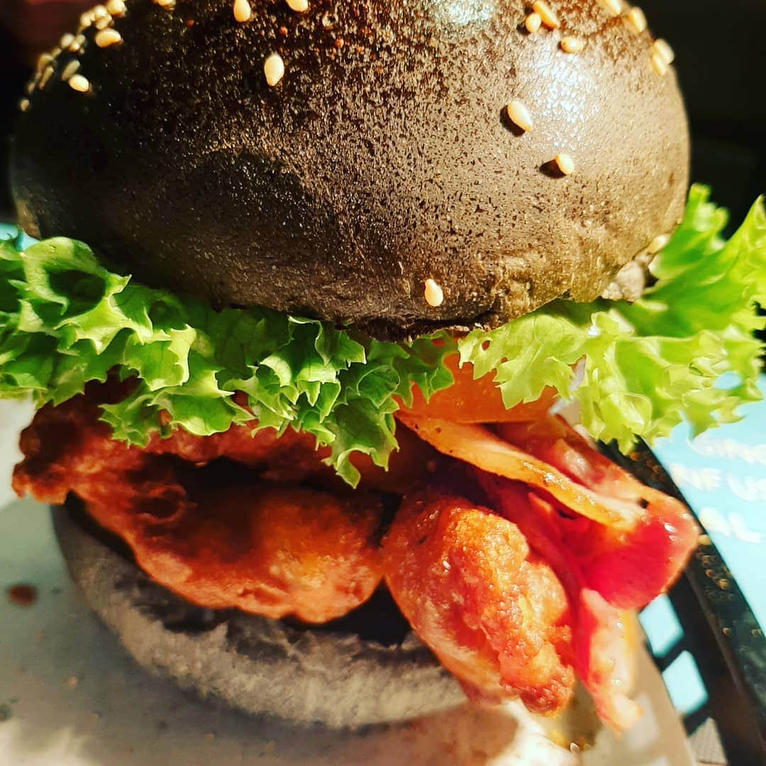 Kua 'Aina UKさんのインスタグラム写真 - (Kua 'Aina UKInstagram)「Happy Halloween aloha fans!  Here's a photo of our fried chicken looking spook-tacular on our black sesame buns, specially provided by @paulrhodesbakery 😍👻」10月31日 21時16分 - kuaainauk
