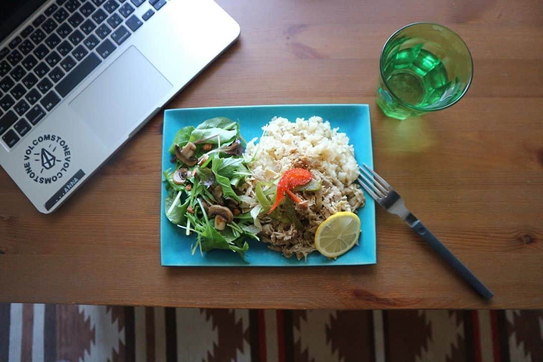 ANNA さんのインスタグラム写真 - (ANNA Instagram)「仕事で帰宅が遅くなった日は、面倒くさくてつい雑に、炭水化物ドーン！みたいな食事になりがちだったんだけど、最近は @style_deli のお陰で栄養管理された食事がさっととれて助かってます👩‍🍳🥬✨・ ・ ・ 高タンパク、低カロリー、低糖質、と計算されていてダイエットやボディメイク中に食のパーソナルトレーナーにもなってくれる強い味方💛・ ・ ・ 国産玄米、無添加、白砂糖不使用、保存料不使用なのも嬉しいポイント🍴・ ・ ちなみにこの写真のメニューはポークジンジャーで380kcal✨・ ボリュームも結構あってお腹いっぱーい！・ ・ ・  #PR #STYLEDELI #冷凍フード #デリバリー #スタイルデリ #青山すこやか本舗 #パーソナルトレーナー #管理栄養士監修 #高タンパク #低カロリー #低脂質 #低糖質の冷凍弁当 #健康 #healthyfood #国産玄米 #体型管理  #pilates #relax #脂肪燃焼 #ストレス発散 #bodymake #ボディメイク #フィットネス #fitness #体質改善 #ダイエット #健康 #運動 #筋トレ女子 #healthylifestyle」10月31日 21時18分 - anna_flare