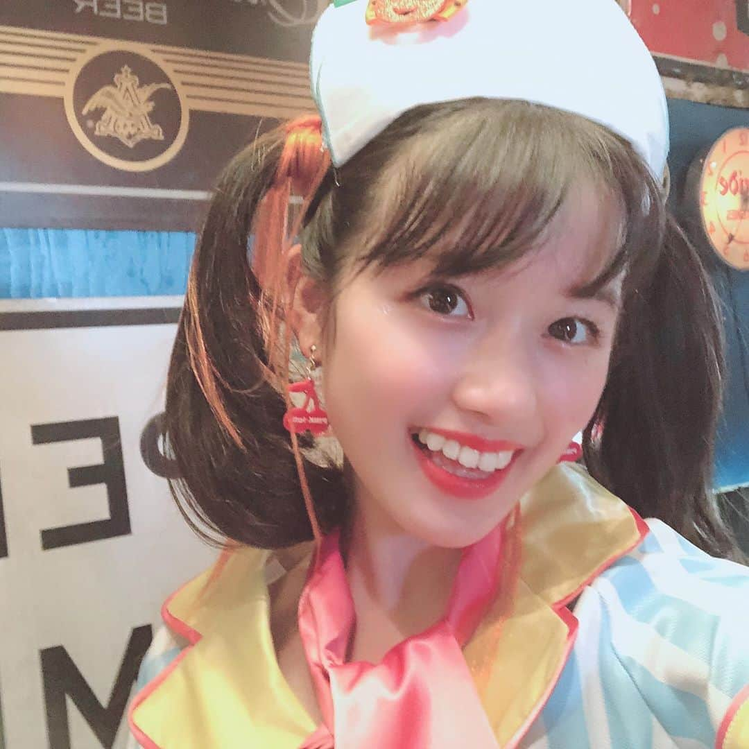 河村果歩さんのインスタグラム写真 - (河村果歩Instagram)「🌈🍒  Happy Halloween 🎃🧡  🌙ブルームーン🌙  何かお願い事しました？ 私もブルームーンをみてパワーをもらった感じがします❣️ コロナが終息しますように✨  ハロウィン🎃 お母さんのお友達が撮影してくれました📸ハンバーガー🍔やポテト🍟の手作りも別のお友達❣️可愛い女の子達も応援に来てくれて楽しい撮影でした❣️  お店を貸してくれた ビックベアー さんもありがとうございました😊 @bigbear.usa   #河村果歩 #果歩の大人化計画書 #ニコラ #ニコモ #オフショ #ハロウィン #仮装 #ハンバーガーショップ #ツインテール #ハロウィン仮装 #ウエイトレスコスプレ　#マリームーン  #コスプレ #水色 #ブルームーン #月」10月31日 21時19分 - kawamura_kaho_official