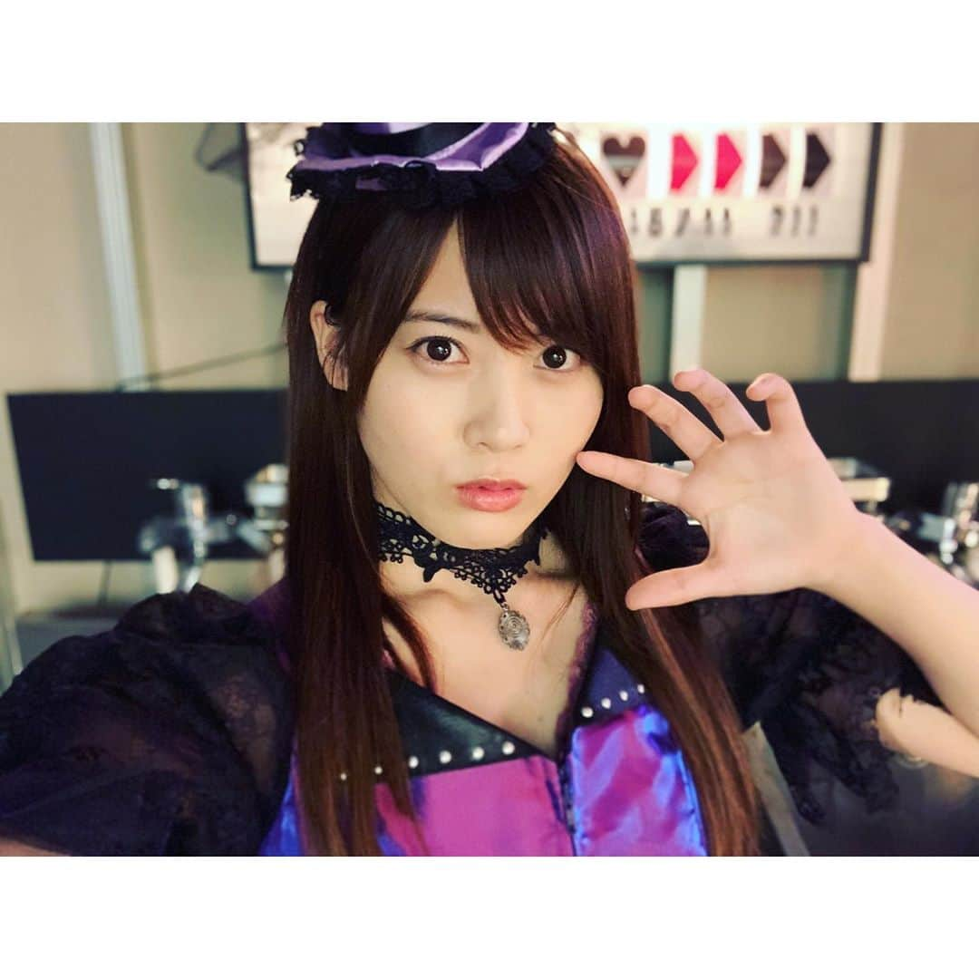 岡部麟さんのインスタグラム写真 - (岡部麟Instagram)「「あ〜今日ハロウィンなのに何の仮装もしてないから今年はファンの人申し訳ない😷」と思ってたところ、ちゃっかり仮装できちゃった！ﾔﾀ! ハピハロウィンです🎃 #ハロウィン #halloween   明日はスモールワールズから3人で発表がありんす！19時00分開始の『#小さな国ちゃんねる』SHOWROOM配信では会場2Fレストランフロアで観覧できます！急ですよね😊うふふ！是非お越し下さい♪」10月31日 21時19分 - beristagram_1107