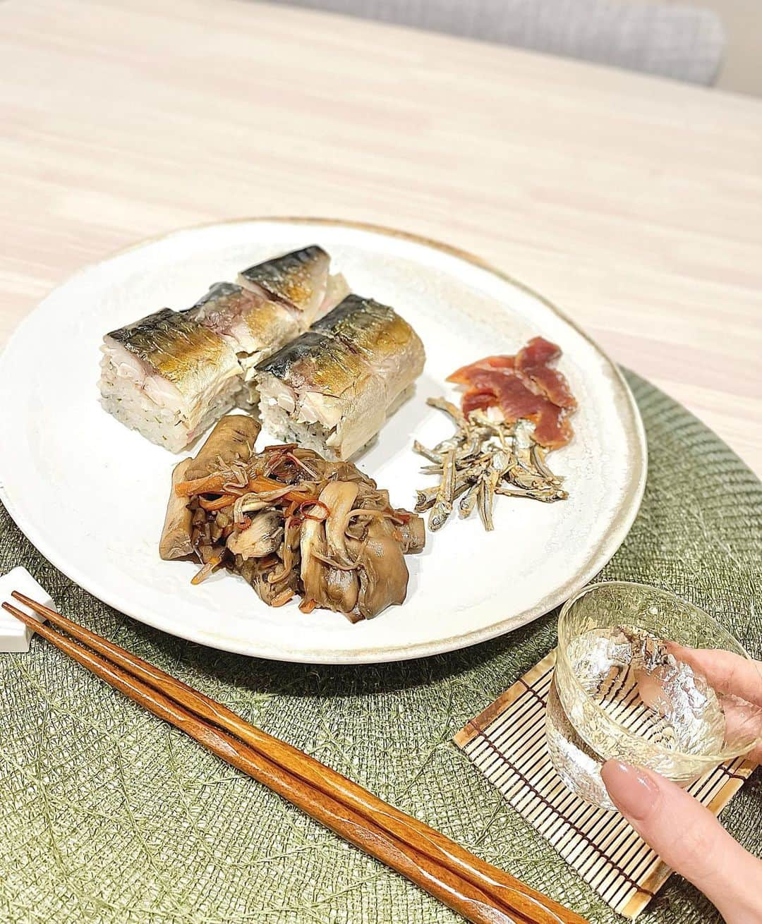 西村笑花さんのインスタグラム写真 - (西村笑花Instagram)「🍶 ・ ・ 島根の日本酒、『 金鳳 大吟醸 』 をいただいたので 今日の17LIVE配信にて 日本酒に合うお料理を作りました♡ ・ ・焼きサバ棒寿司 ・秋野菜の甘辛煮 を作りました〜👩🏻‍🍳✨✨ ・ 日本酒はフルーティーな香りと 旨味をしっかりと感じて美味しいっ♡ 島根の日本酒、他の種類も飲んでみたいな〜🍶 ・ 金鳳 大吟醸は、 ↓こちらにて購入できるそうです♡ 東京 名酒センター・日比谷しまね館 Yahooショッピング URL  https://www.kinpo.jp ・ #金鳳 #日本酒発祥の地 #島根の地酒 #お酒はキンポー #pr @shimanejizake #えみかぐるめ」10月31日 21時19分 - emika_nishimura