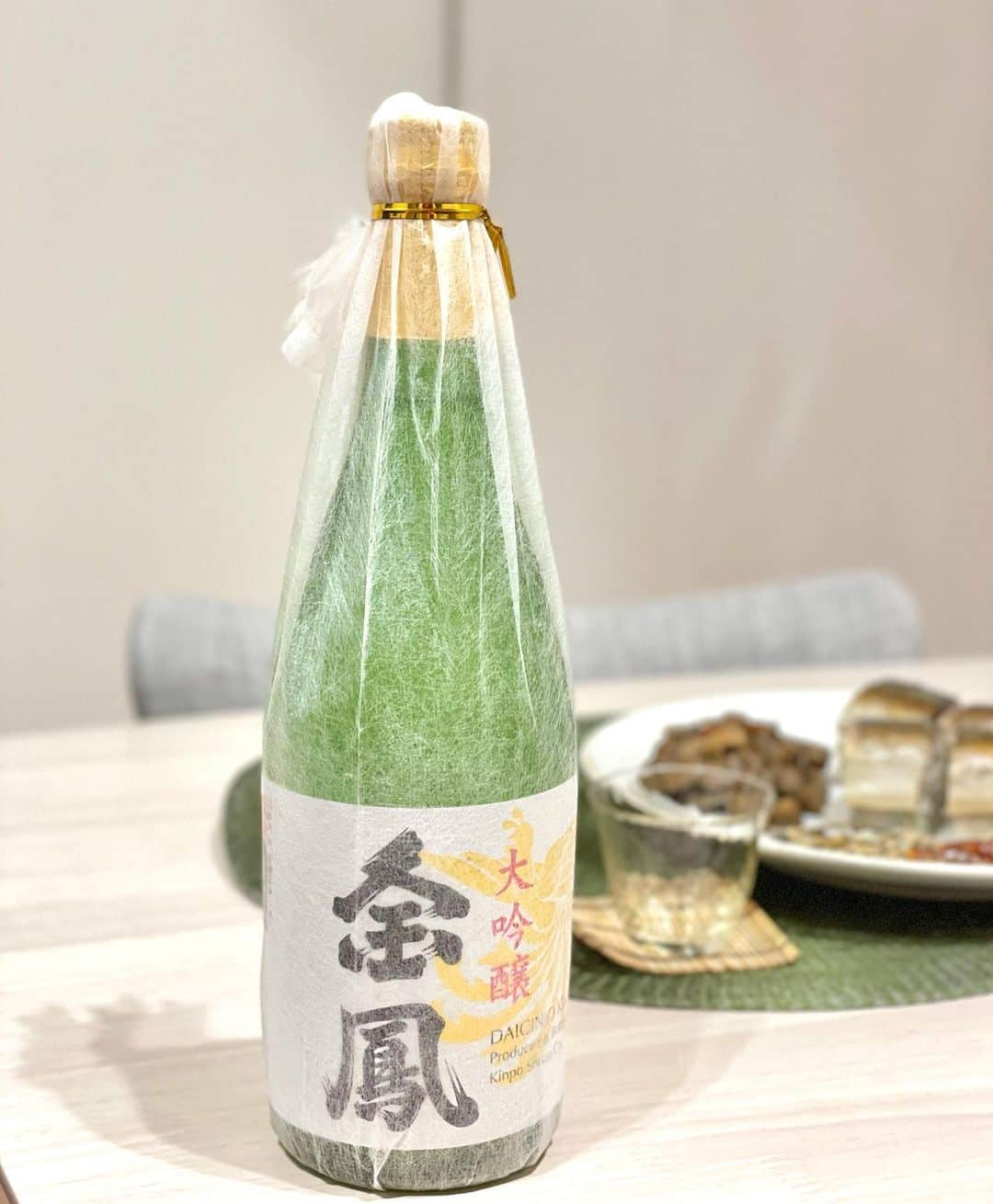 西村笑花さんのインスタグラム写真 - (西村笑花Instagram)「🍶 ・ ・ 島根の日本酒、『 金鳳 大吟醸 』 をいただいたので 今日の17LIVE配信にて 日本酒に合うお料理を作りました♡ ・ ・焼きサバ棒寿司 ・秋野菜の甘辛煮 を作りました〜👩🏻‍🍳✨✨ ・ 日本酒はフルーティーな香りと 旨味をしっかりと感じて美味しいっ♡ 島根の日本酒、他の種類も飲んでみたいな〜🍶 ・ 金鳳 大吟醸は、 ↓こちらにて購入できるそうです♡ 東京 名酒センター・日比谷しまね館 Yahooショッピング URL  https://www.kinpo.jp ・ #金鳳 #日本酒発祥の地 #島根の地酒 #お酒はキンポー #pr @shimanejizake #えみかぐるめ」10月31日 21時19分 - emika_nishimura