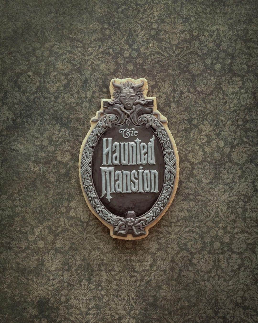 KUNIKAのインスタグラム：「Haunted Mansion cookie for @takeaki_mitsunaga 😈🍪﻿ All hand painted... Happy Halloween!!﻿ ﻿ YouTuberのみっちゃんのチャンネル"SNACKS"に登場したホーンテッドマンションクッキーです🖤﻿ 立体感と古びた感を意識して作りました。﻿ Thank you @takeaki_mitsunaga !!﻿ ﻿ #artofkunika﻿」