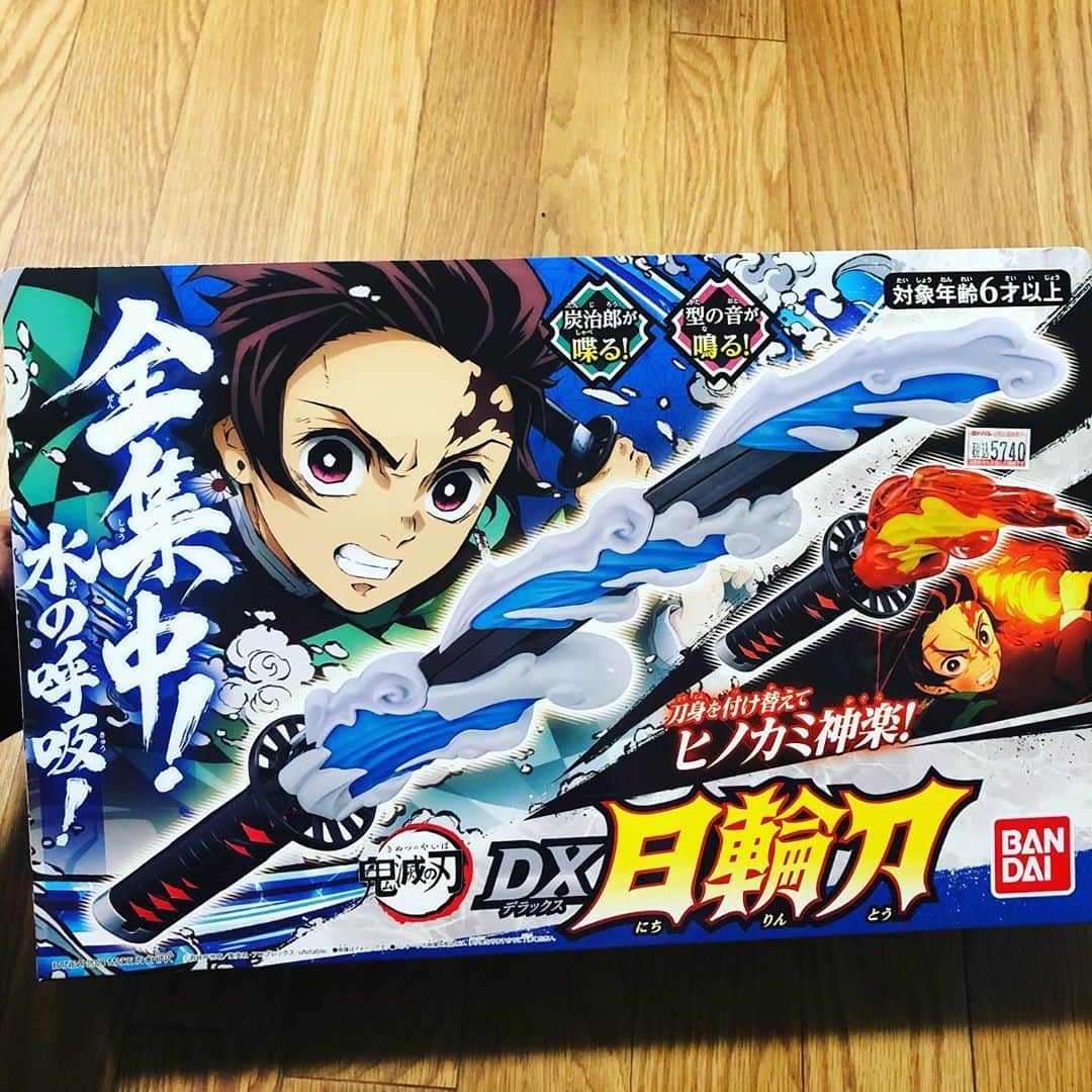 のインスタグラム：「ハッピーハロウィン！て事で今日発売のDX日輪刀！ついつい買ってしまいました！全集中！水の呼吸！拾一の型、凪！  #鬼滅の刃　#日輪刀　#竈門炭治郎」