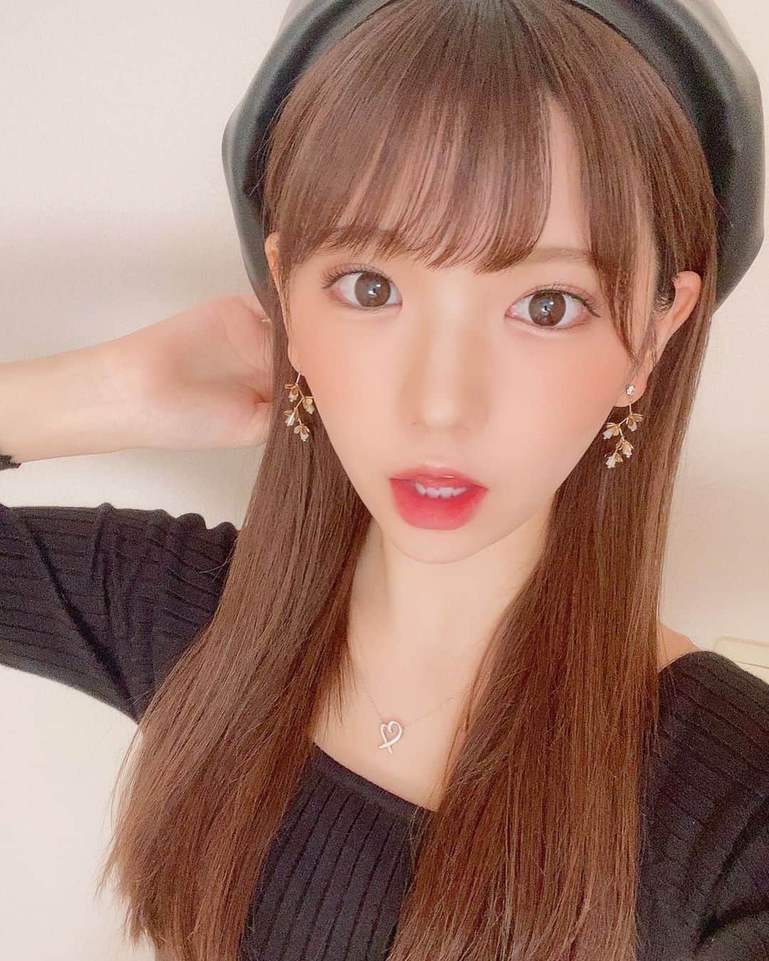 澤田有咲のインスタグラム：「【重要なお知らせ】 明日の当日票は、投票方法がこれまでとは異なります⚠️ 明日11/1(日)15時〜18時にYouTube、ミクチャ、インスタライブの3媒体で行われる生配信を見ていないと当日投票ができません🙅‍♀️  今までの投票と明日の当日票が審査に大きく関わります⭐️ グランプリ目指して頑張っているので、是非皆さんのお力を貸してください🥺  また、本日の0時ちょうどまでWEB投票を受け付けています‼️ 皆さん最後まで私と一緒に頑張りましょう✊  YouTubeアカウントは、 【東洋大学】第56回白山祭　です👀」