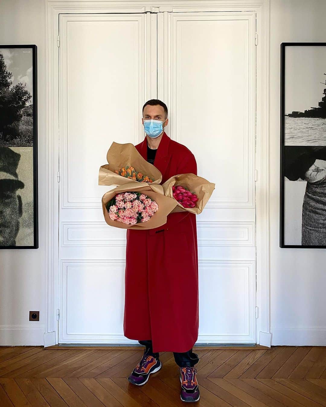 クリスヴァンアッシュのインスタグラム：「I HAVE A THING WITH TULIPS  #QUARANTINEFLOWERS #TULIPS #krisvanassche」