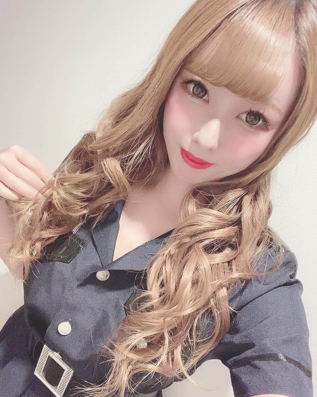 ゆんのインスタグラム：「🚨 . 昨日のハロウィンはポリスでした！ . 今日はまた違うやつやってるよ🥰 . #ガーデン #ガーデン川崎 #川崎 #横浜 #新宿 #歌舞伎町#六本木 #銀座 #名古屋 #ミナミ #北新地 #神奈川 #すすきの #キャバクラ #キャバ嬢 #ガールズバー #シャンパン  #水商売 #夜職 #キャバ嬢メイク #キャバ嬢ヘアメイク #キャバドレス #ドレス #いいね返し #キャバ子ちゃんには騙されない #キャバ子ちゃん #ポケパラ #ポケパラ関東 #ハロウィンコスプレ #ハロウィン」