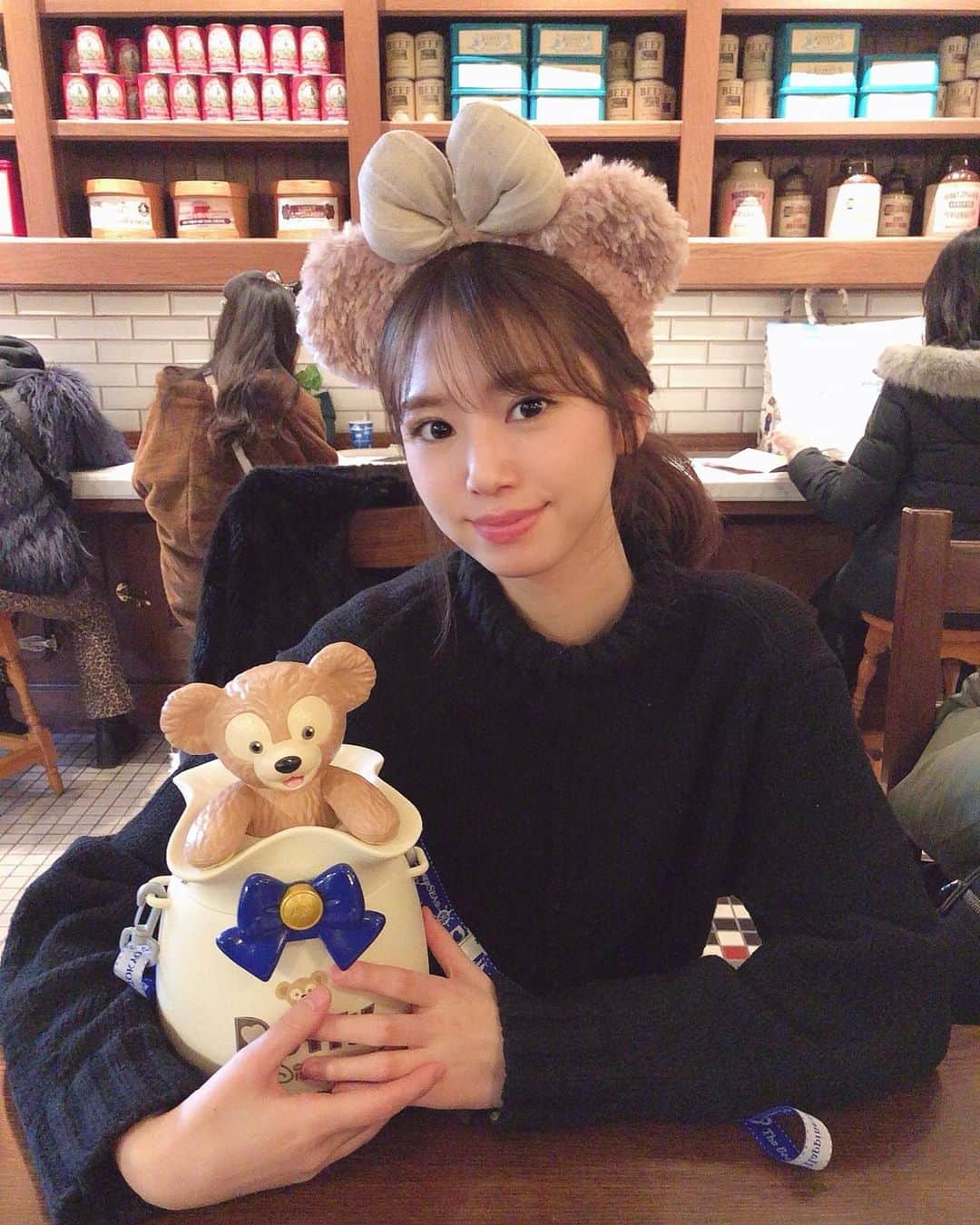 加田穂乃華のインスタグラム：「Happy Halloween 🎃 👻🍭  今年の冬に東京にきてた 従姉妹と母と行ったディズニー🤳  コスプレの写真がなかったからこれで。笑  そろそろ行きたいなぁぁ🧸💕 #ハロウィン #ディズニー #halloween #disneysea」