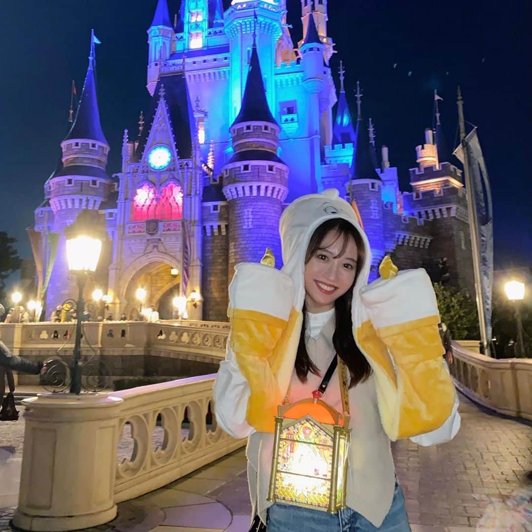 大野真昂のインスタグラム：「🎃  💜👻 Happy Halloween 👻💜  今年は初めてディズニーランドで🥰  入場制限かかっとるけん、 アトラクションもたくさん乗れた〜！  ベイマックスの新アトラクション ノリノリ、すき🤣🤍🤍  シンデレラ城の前で美女と野獣づくし。笑 本当は美女と野獣のお城の前で撮りたかったけど 人多くてあきらめました、、😐  あ、前髪切ったんだ〜 2wayできて最高、また投稿しよーっ  #disney #disneyresort #disneyland #disneysea #cinderellacastle #halloween #disneyhalloween #ディズニー #ディズニーリゾート #ディズニーランド #ディズニーシー #ディズニーコーデ #ハロウィンディズニー #ハロウィン仮装 #美女と野獣 #ルミエール #シンデレラ城 #Dハロ #Dハロ仮装」