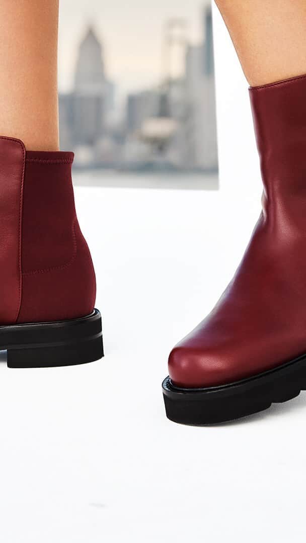 のインスタグラム：「Because it's always time for pinot, our new #5050LIFTBOOTIE comes in this intoxicating fall hue. Filmed in Brooklyn. #LiftYourselfUp #NewYorkTough #StuartWeitzman」