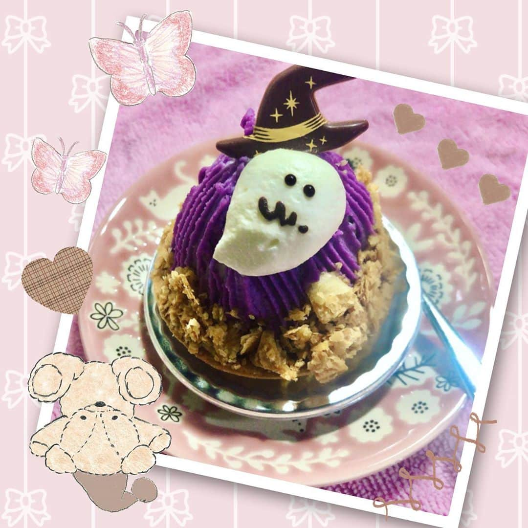 歌倉千登星のインスタグラム：「ハッピーハロウィン👻🎃 悪戯もしたいし、お菓子も欲しいです。 …なんてね。  写真はハロウィン仕様のモンブラン。 めちゃめちゃ可愛いですよね…これ。 美味しかったです💖✨  さっきコンビニに行ったんですが、 もう店内がクリスマス仕様になっていました。 流石、仕事が早い…👏👏  私は以前コンビニでバイトしていた時期があるんですが、 ハロウィン→クリスマス→大晦日とお正月→バレンタインって感じで 冬はイベントごとが沢山あるので、 ポップや飾り付けをお店一丸となって頑張っていた記憶があります🎃🎄🍫 クリスマス近くになると、サンタさんの帽子被って接客してたんだ〜🎅 懐かしいなぁ☺️  #ハロウィン　#ケーキ　#かわいい」