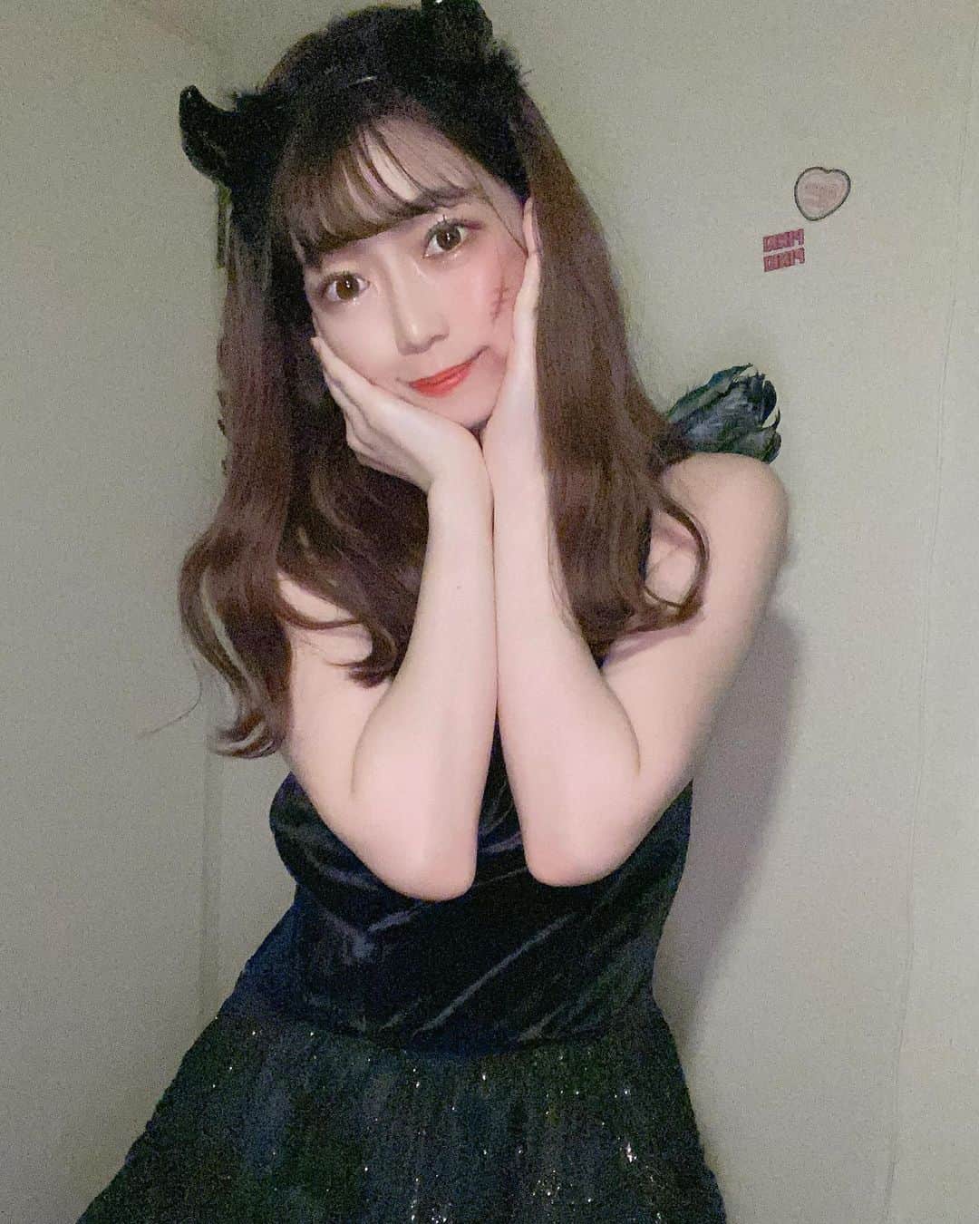 柏元萌華のインスタグラム：「ハッピーハロウィン😈🖤🎃  着てなかったデビルがあったのでしました笑  #ハロウィン#Halloween#コスプレ#デビル#おうちハロウィン#happyhalloween #devil」