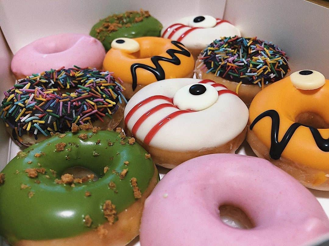 赤坂星南のインスタグラム：「👀🤎💜🧡 #krispykremedoughnuts  #クリスピークリームドーナツ  #美味しいもの大好き」