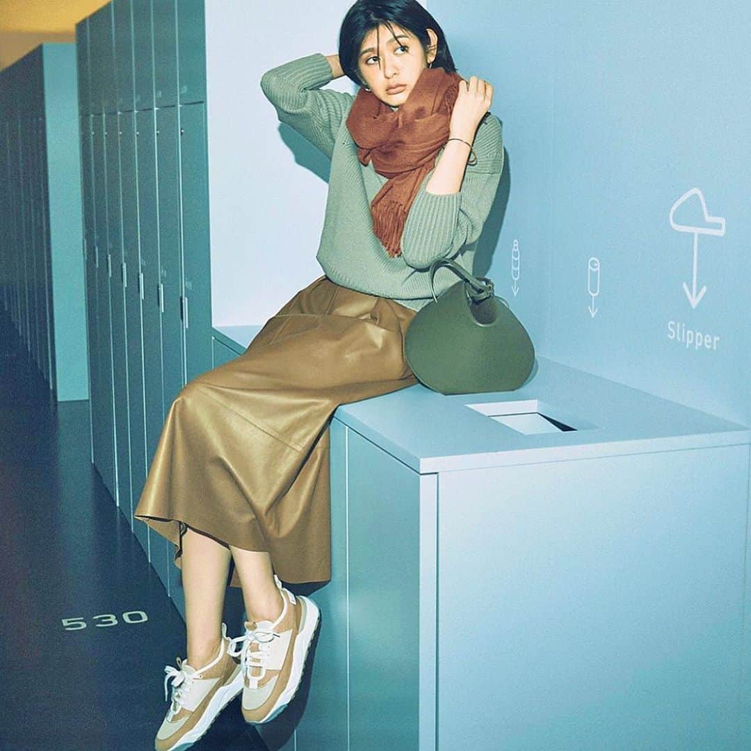 石井美絵子さんのインスタグラム写真 - (石井美絵子Instagram)「🧶 秋はニュアンスカラーコーデにときめく！ こんな感じのシンプルなマフラー欲しいなぁ😌 さ、今日は早めに寝ますよ〜 また明日です🌕 #classymagazine  #fashionmagazine #fashionstyle #autumnfashion #秋コーデ #ニュアンスカラーコーデ」10月31日 21時30分 - mikako.ishii