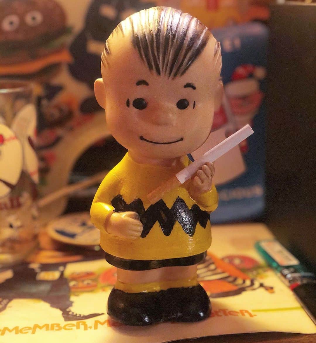 大川知英のインスタグラム：「2020.Happy Halloween🎃🧛🏻‍♂️ 今年は家でhungerhordの色が薄かった ライナスがチャーリーに仮装🧙🏻‍♀️ チュリクアスチュリーツ🚬僕にはタバコ下さい👨🏾 #happyhalloween #今年は家でアメトイ仮装 #hungerhord#peanuts#linus #charliebrown #ライナスがチャーリー #チュリクアスチュリーツ #amecajiboys#takatsubase#アメトイ部 #captain」
