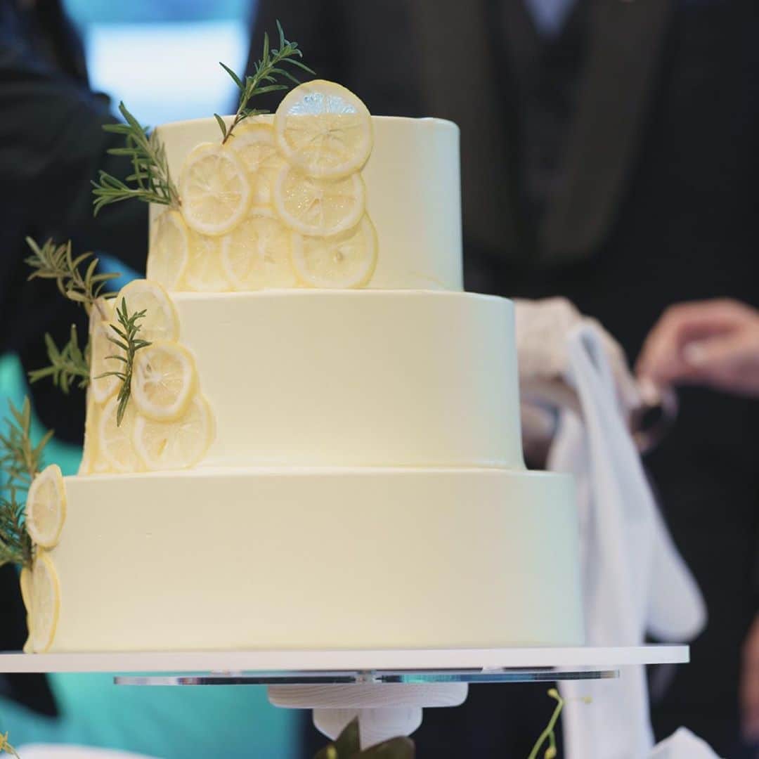 THE SODOH WEDDING OFFICIALさんのインスタグラム写真 - (THE SODOH WEDDING OFFICIALInstagram)「【Wedding cake】  ウェディングケーキ入刀のシーンは ゲストの皆様が楽しみにされていて カメラを向けたくなる瞬間ですよね  おふたりらしいウェディングケーキ  会場やドレスに合わせて 色味をトータルコーディネートしてみたり 季節のお花やフルーツを使用してみたり  お洒落なデザインを取り入れてみたり 真っ白なウェディングケーキに おふたりらしさをプラスしてみたり  おふたりらしさが伝わる演出の一つ  皆様のおふたりらしさはどのように表現されますか  >>> @sodoh_wedding﻿ ﻿ #sodoh花嫁﻿ #thesodohhigashiyamakyoto﻿ #ザソウドウ東山京都﻿ #sodoh﻿ #weddingdress #dress #kyoto #wedding﻿ #thetreatdressing﻿ #プレ花嫁 #卒花嫁 #結婚準備 #式場探し #関西花嫁 #京都花嫁 #京都結婚式#東山」10月31日 21時34分 - sodoh_wedding