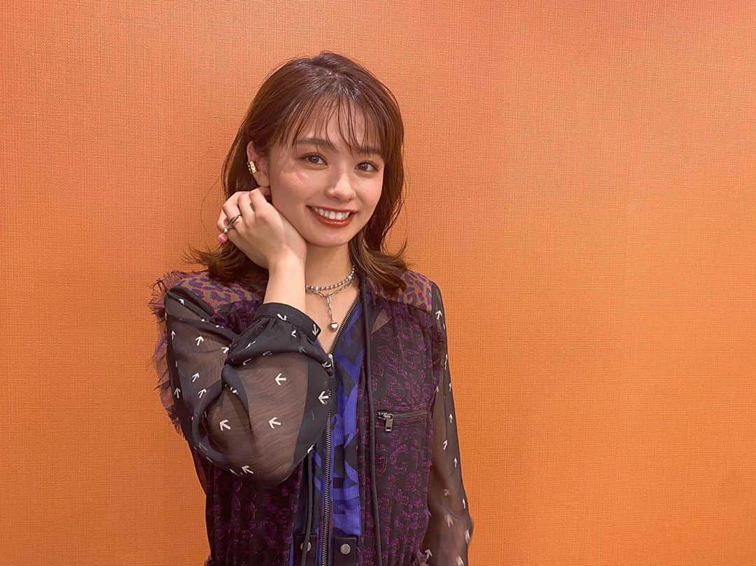 足立佳奈のインスタグラム：「人生はじめての、、 Halloween  Live 🎃 うれしかった。たのしかった。  クレイさんはじめ、 クレイユーキーズの皆さんが、 今日は一緒に音楽を奏でて下さいました。  またご一緒したいなぁ、、。  三枚目の写真は、 本番前のバタバタの時にとったもので、実は、メンバーお一人かけているんです、、。 スギさんが、、。ごめんなさいー！！  #今日の足立 #Halloween #live #クレイユーキーズ #tiktok」