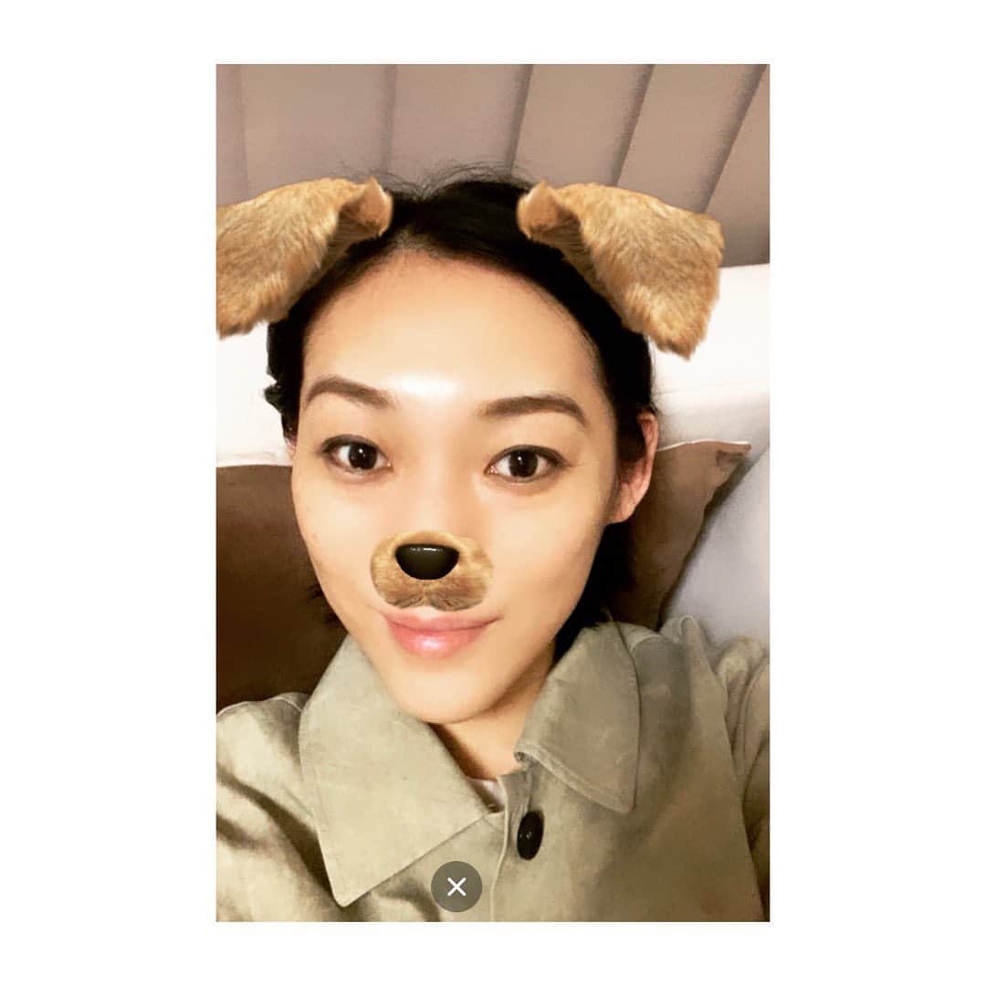 大島央照のインスタグラム：「ハロウィン🎃でしたね♫ 皆様いかがお過ごしでしたでしょうか？  私は家でゆっくり過ごしていました✨せめて、ハロウィンっぽいことをと思い、仮装に全く至ってないのですが💦アプリを使ってみました！！  普段、鼻から口元はマスクで隠れるし、撮られて見せることをしないと、顔が本当にたるんでくるので、、と最近思っていたのでw たまには自分を撮って見せて行きたいと思います！笑。  そして、最近ですが、半年の間、コロナ禍の影響で合計10日くらいしか旦那さんに会えなかったので、、、一緒に過ごし始めました。色々と考えて、向き合って、いろんな決断をした時間でもありました。少しゆっくりしてた時計を、気持ち早く回してやりたかった事をして行きます！  みなさん、ステキな週末に！✨  #ハロウィン #ストーリーアプリ #photo #photograph #自撮り #ハロウィンコスプレ #休日 #撮影 #写真 #自分 #新婚！？ #京都 #滋賀 #東京 #後悔のない毎日を #いい週末に」