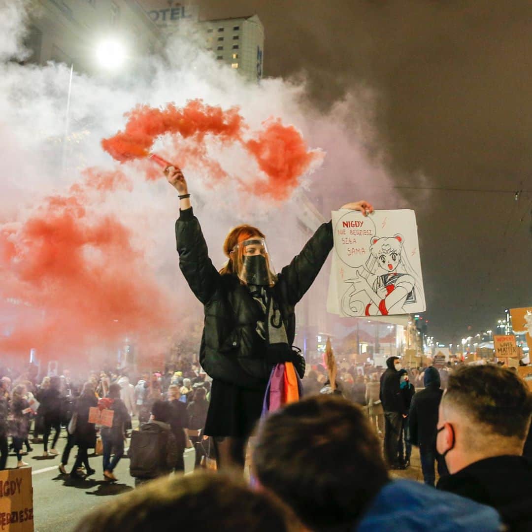 ELLE Polandさんのインスタグラム写真 - (ELLE PolandInstagram)「Tak wyglądał wczorajszy wieczór na ulicach Warszawy. W morzu tłumów widać było transparenty z hasłami: „Nigdy nie będziesz szła sama”, „Moje ciało, moja sprawa”, „Wybór, nie zakaz”. Na ELLE.pl znajdziecie relację z piątkowego Strajku Kobiet ✌🏻  #strajkkobiet #prawakobiet #prawaczłowieka #warszawa」10月31日 21時38分 - ellepolska