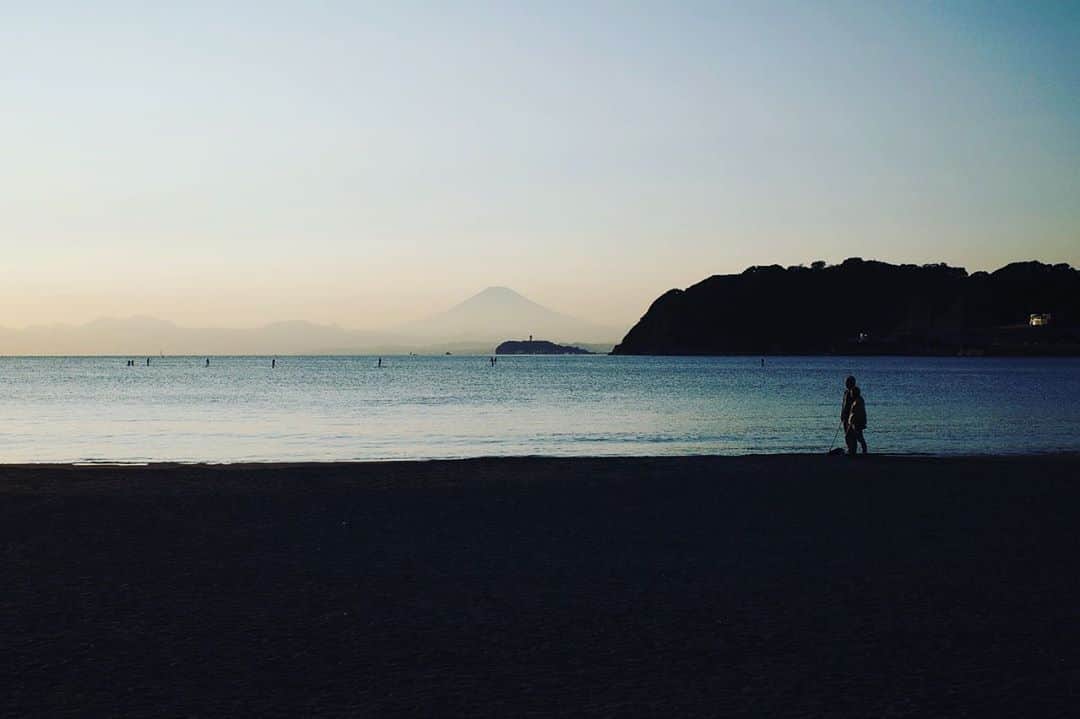 佐藤東弥のインスタグラム：「逗子海岸にて 〝彼女が死んじゃった〝オープニングタイトルに出てくる江ノ島は ここから狙いました」